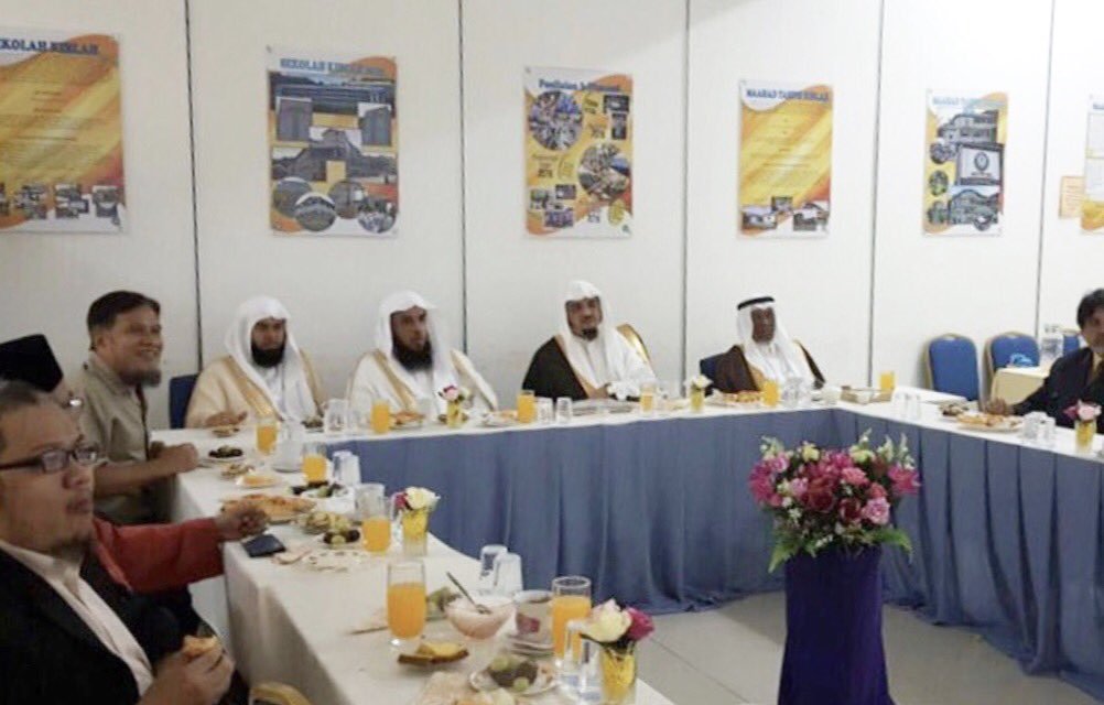 Une délégation de la LIM participant aux activites islamiques organisées parallèlement à la visite du Roi Salman en Malaisie.