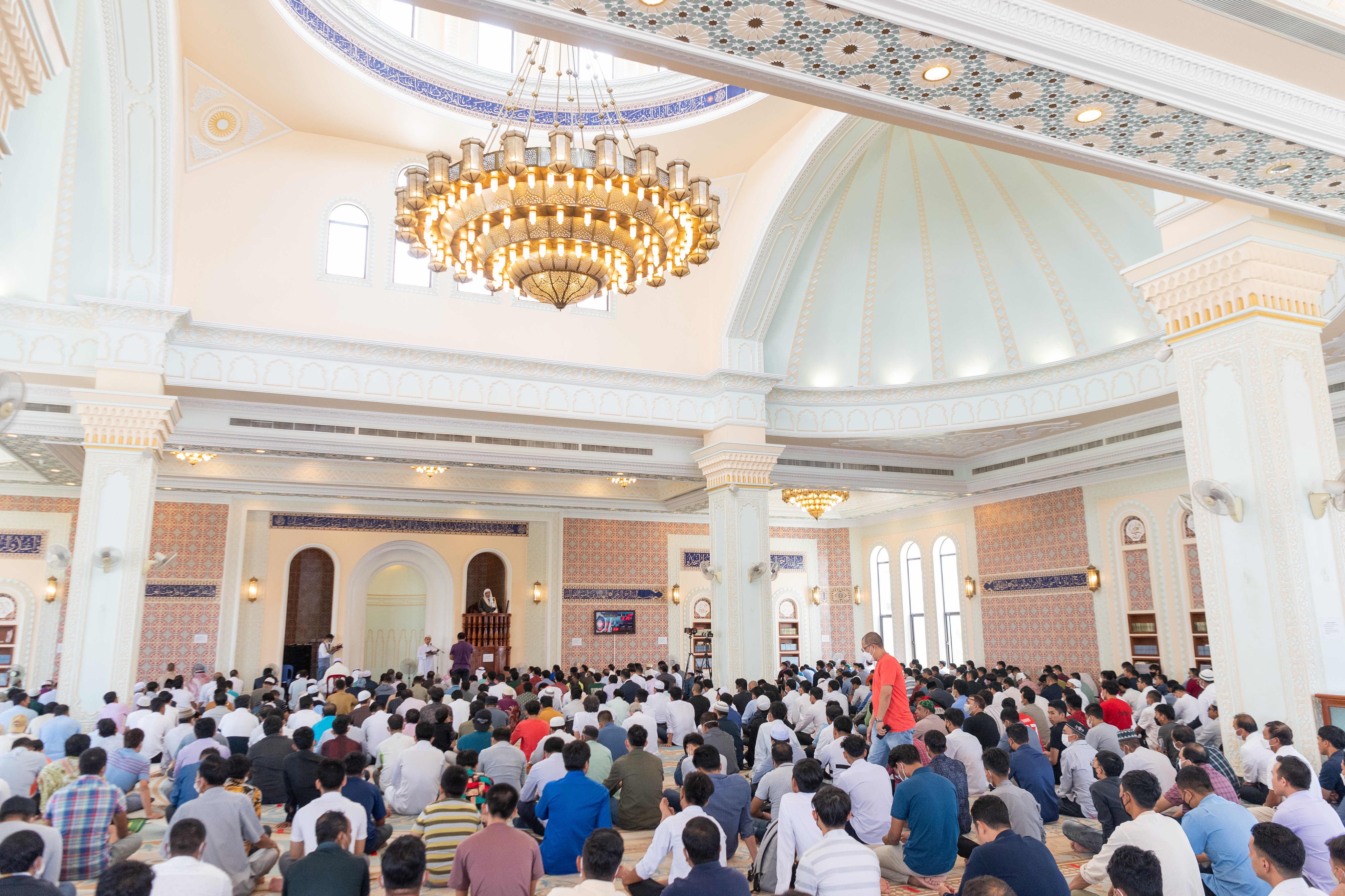 Suite à une demande des responsables musulmans cambodgiens Mohammad Alissa effectue le sermon du Vendredi dans la grande mosquée de la capitale Phnom Penh sur le rôle de la composante islamique dans la société nationale.