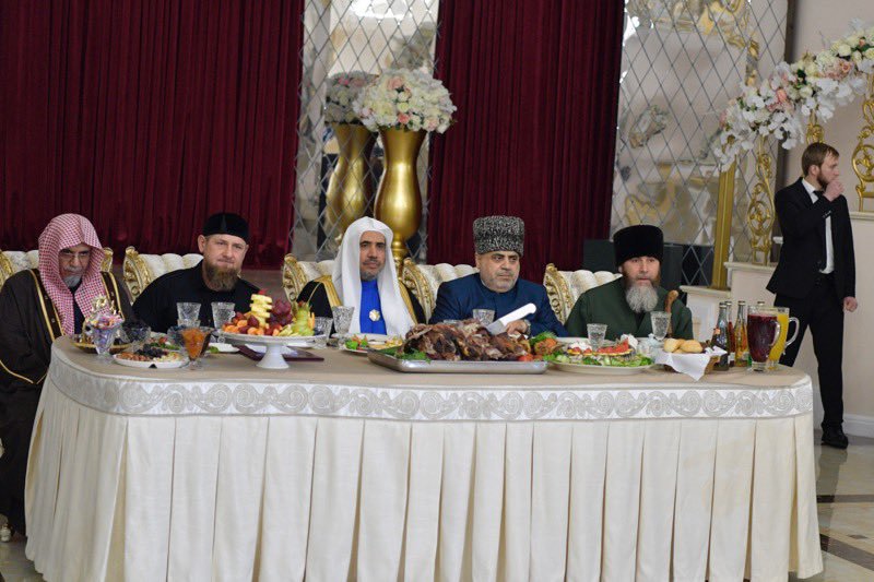 صور من مؤتمر رابطة العالم الإسلامي في موسكو وجلسته الاختتامية في غروزني، ويظهر في الصورة الأولى فخامة الرئيس الشيشاني السيد رمضان قاديروف محتفياً بضيوفه: