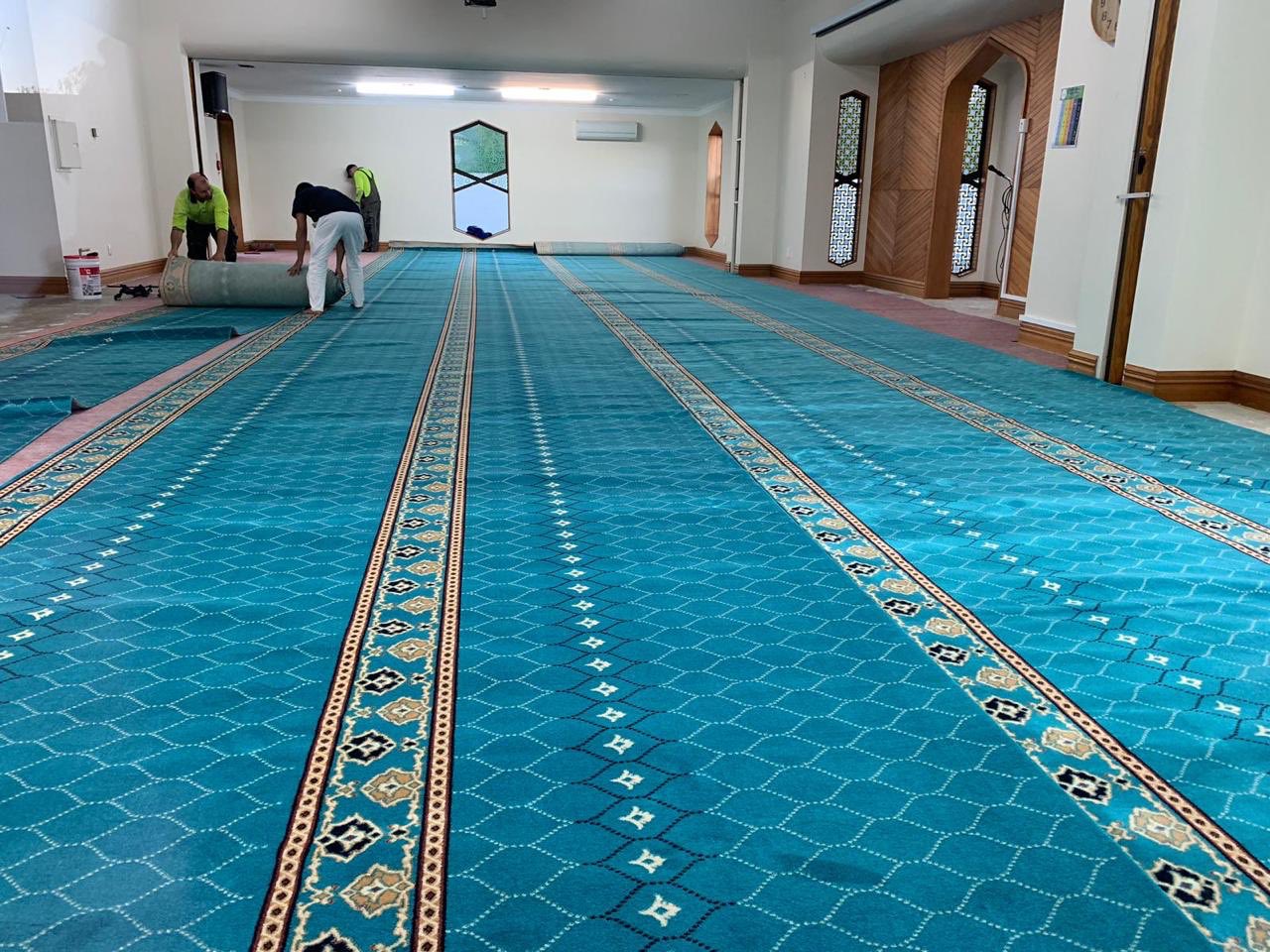 Par la grâce d’Allah la Ligue Islamique Mondiale a fini de placer une moquette de la plus haute qualité dans la mosquée « Noor » en Nouvelle Zélande