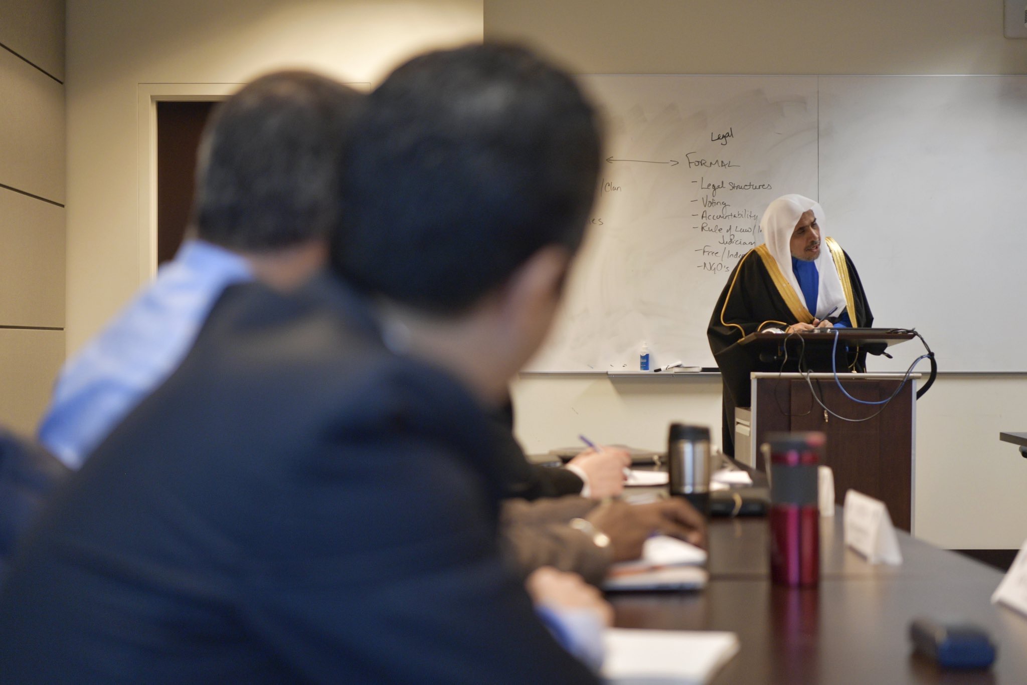 D. Mohammad Alissa tenant une conférence lors d’un débat ouvert avec des officiers de la faculté de la Défense nationale à Washington. 