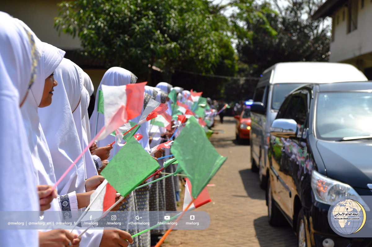 معالي الأمين العام ملتقياً أثناء زيارته لإندونيسيا طلاب مدارس تحفيظ القرآن الكريم حيث رحبوا به وشاركوه فرحة افتتاح عدد من مدارس التحفيظ