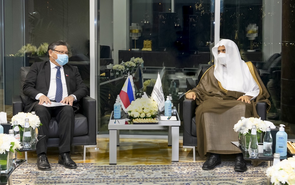 عزت مآب شیخ ڈاکٹر محمد العیسی نے اپنے آفس میں مملکت سعودی عرب میں جمہوریہ فلپائن کے سفیر جناب عدنان الونٹو سے ملاقات کی