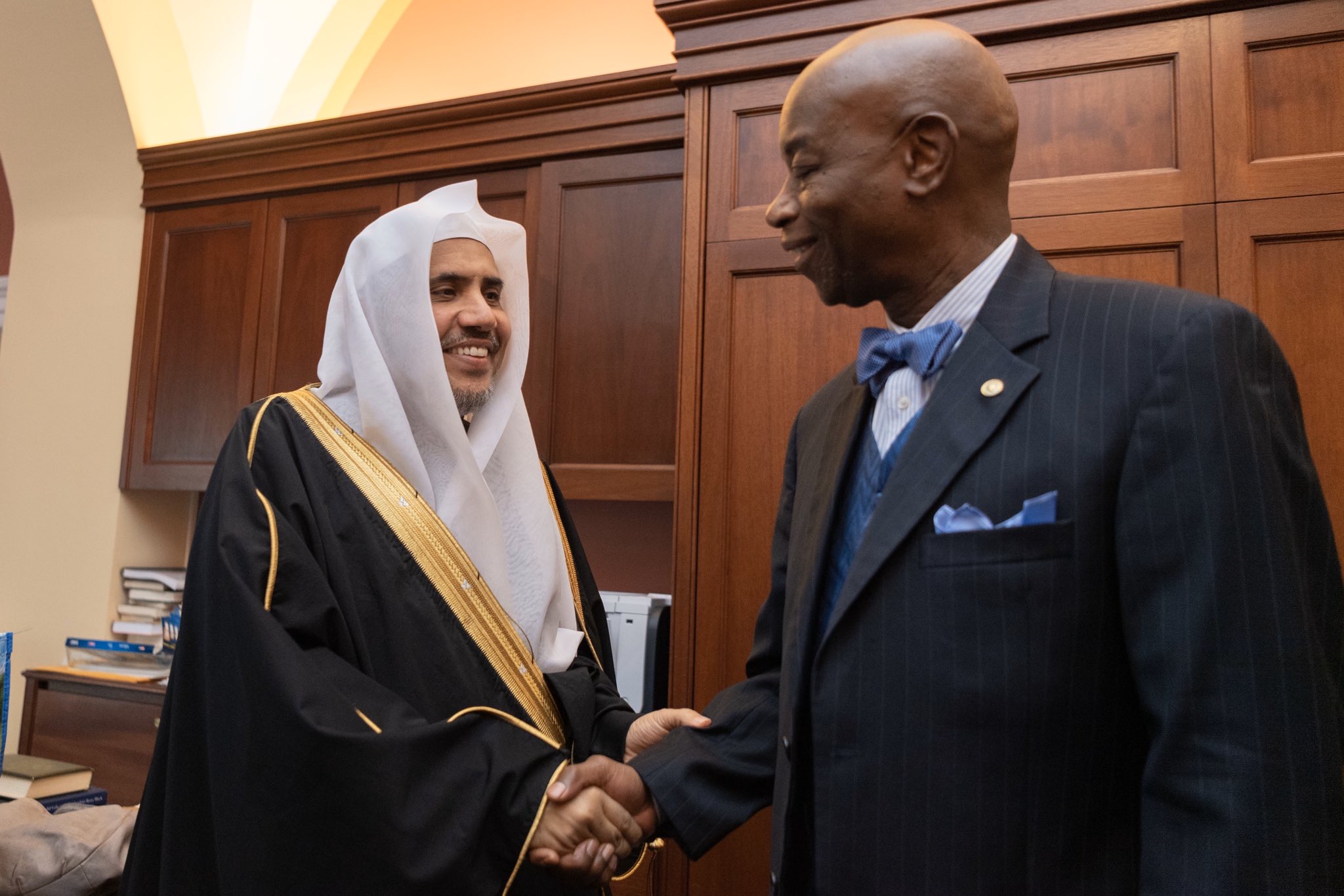 ‏التقى معالي الشيخ د.⁧‫محمد العيسى‬⁩ بقس مجلس الشيوخ الأمريكي باري بلاك
