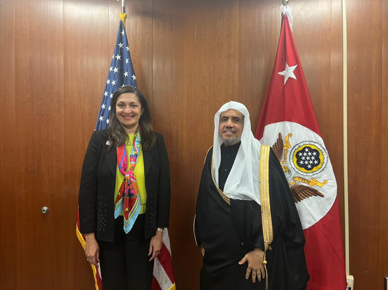 ڈاکٹر محمد العیسی نےامريكہ میں اسلامی قیادت فورم کے افتتاح میں شرکت کے لئے اپنے دورۂ امریکہ کےموقع پر، جمہوریت اورانسانی حقوق کی عہدیدار محترمہ عذرا ضیا سے ملاقات کی