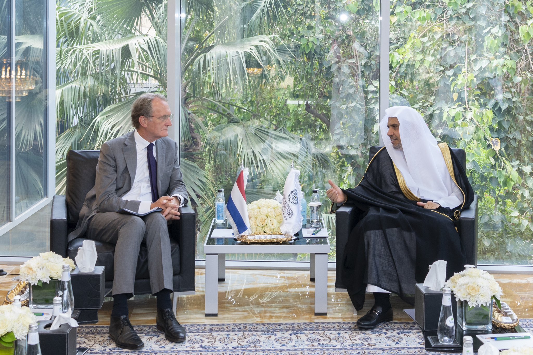 ڈاکٹر محمد العیسی نے ہالینڈ کے بین الاقوامی ایلچی برائے مذہبی امور ایٹ لارج جناب یوس ڈوما سے ملاقات کی