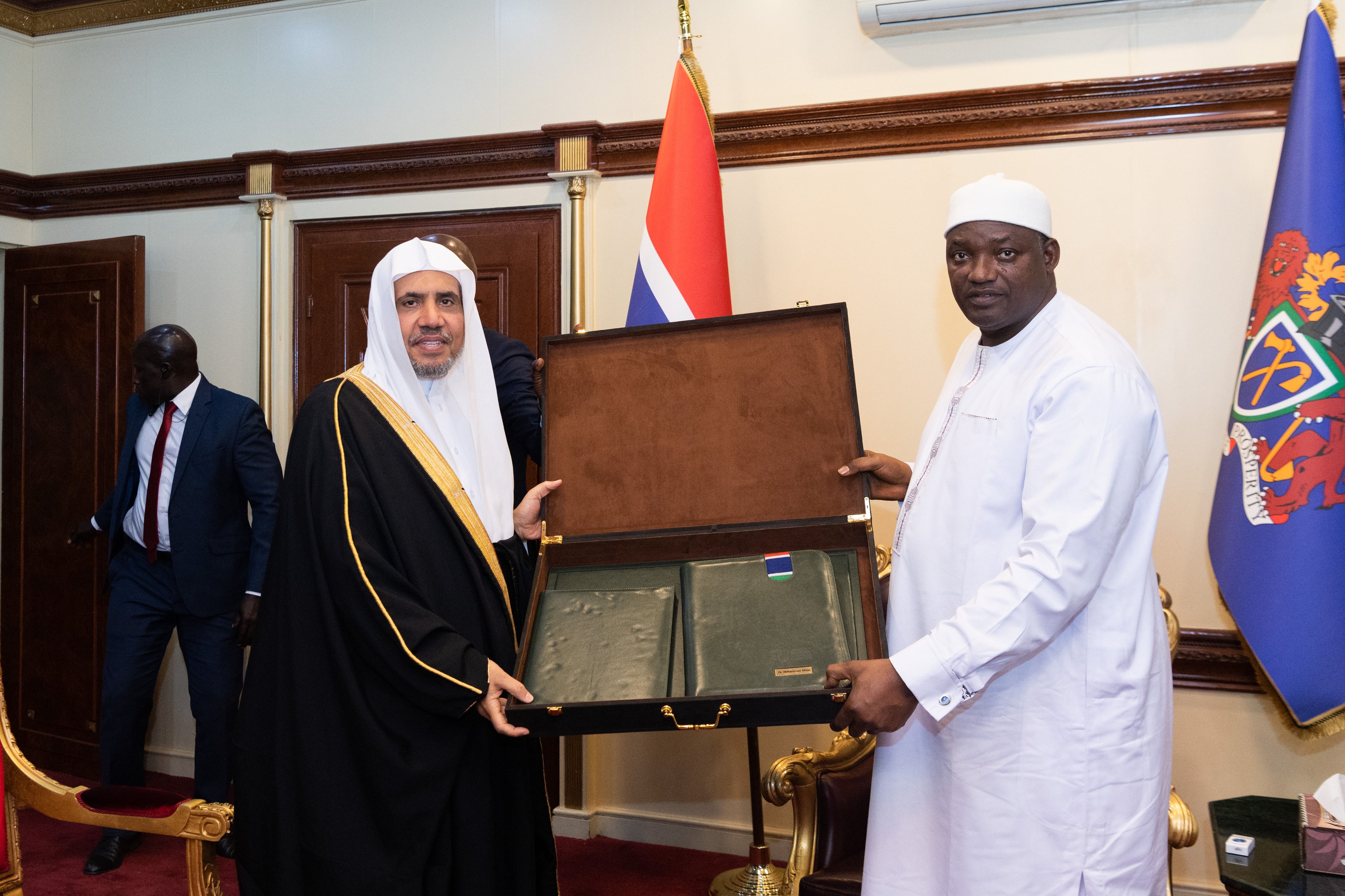 فخامة رئيس جمهورية غامبيا، السيد آداما بارو يسلِّم معالي الأمين العام الشيخ د.محمد العيسى وسام “سفير السلام الدولي”، في احتفاءٍ دوليٍّ كبيرٍ استضافته العاصمة بانجول.