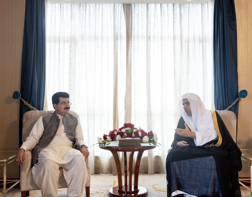 استقبل معالي الأمين العام رئيس هيئة علماء المسلمين فضيلة الشيخ د.محمد العيسى‬⁩ معالي رئيس مجلس الشيوخ الباكستاني السيد صادق سنجراني