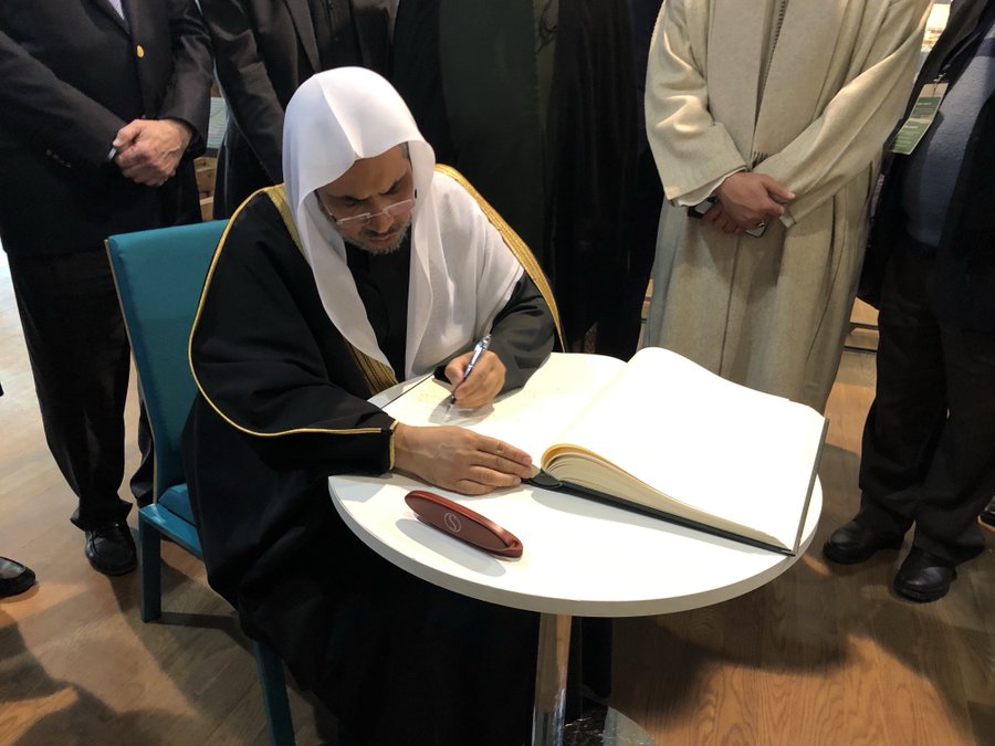 Surrounded by senior Muslim scholars and delegates from AJCGlobal and JHIInstytut ,HE Dr. Mohammad Alissa signed the Visitors’ Book at the polinmuseum .He thanked staff for educating our delegation on the Horrors of the Holocaust