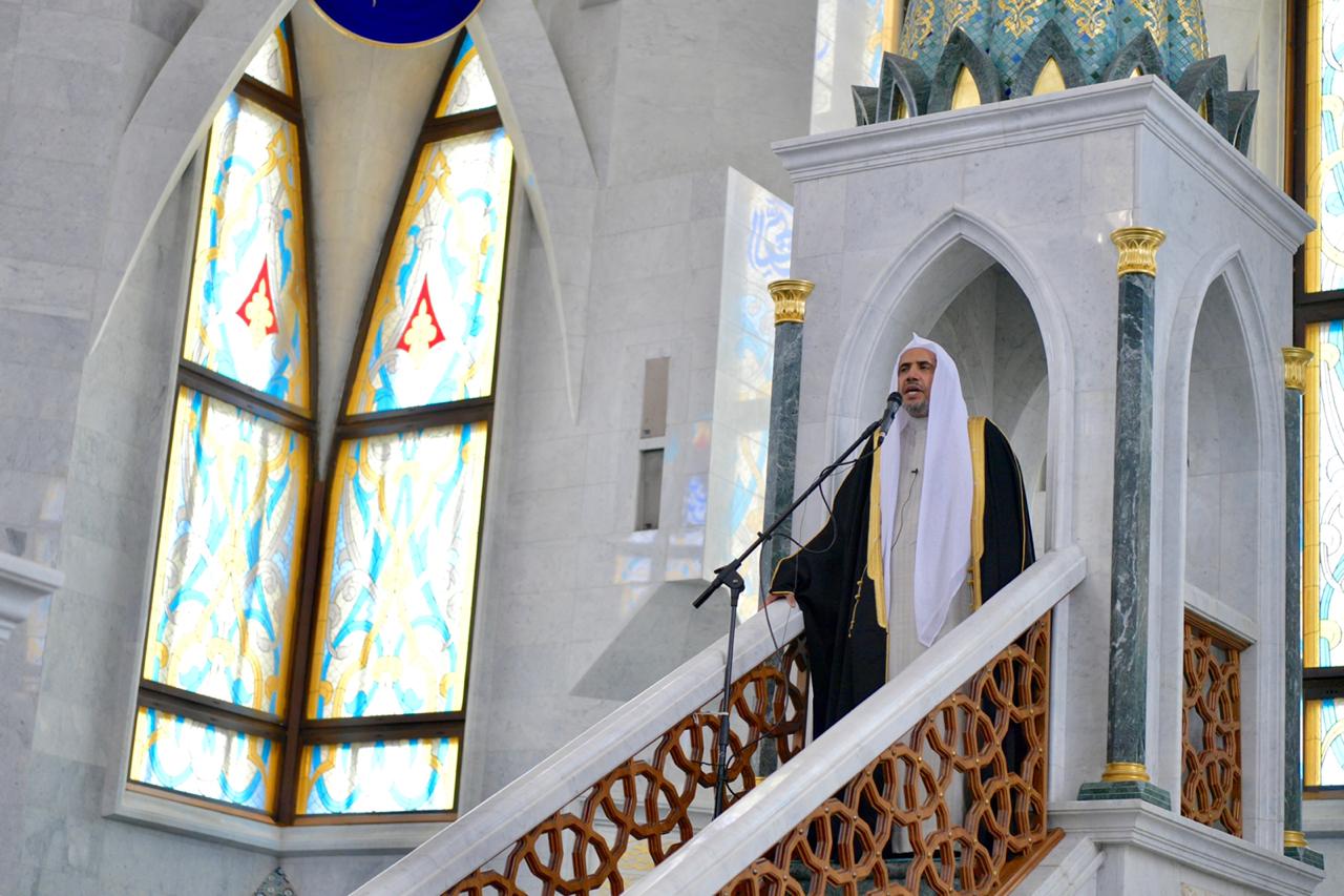 En présence de savants et de nombreux serviteurs le D. Mohammad Alissa fait le sermon de la prière du Vendredi à la grande mosquée de Kazan