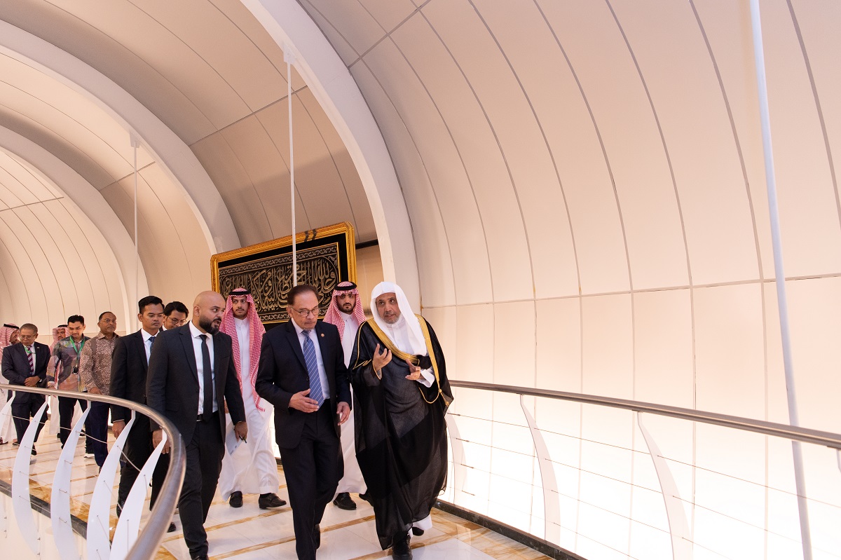 His Excellency Mr. Anwar Ibrahim, the Prime Minister of Malaysia, was received by His Excellency Sheikh Dr. Mohammed Al-Issa, Secretary-General of the MWL and Chairman of the Organization of Muslim Scholars