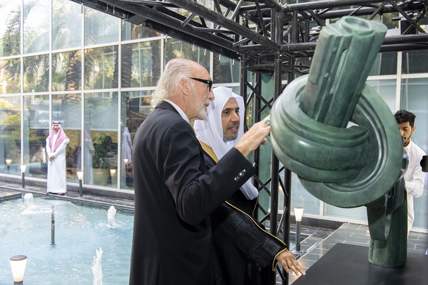 La LlM, les NU et une délégation suédoise célèbrent le symbole du « pistolet noué" au sous-siège de la LIM à Riyad, à l'occasion du Peace Day