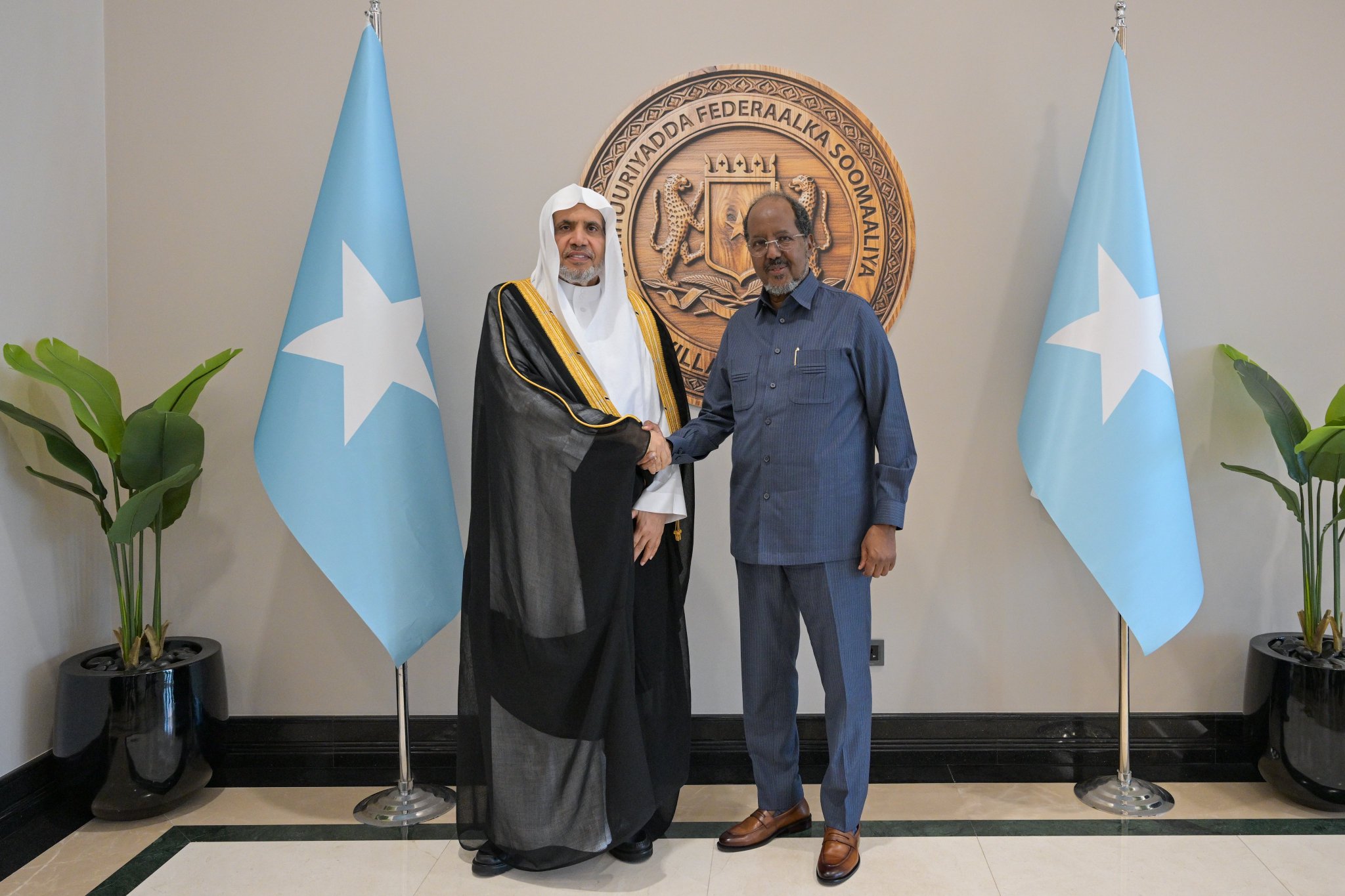 ‏استقبل فخامةُ رئيس جمهورية الصومال الفيدرالية، الدكتور حسن شيخ محمود، في القصر الرئاسي، معالي الأمين العام، رئيسَ هيئة علماء المسلمين، فضيلةَ الشيخ د.محمد العيسى