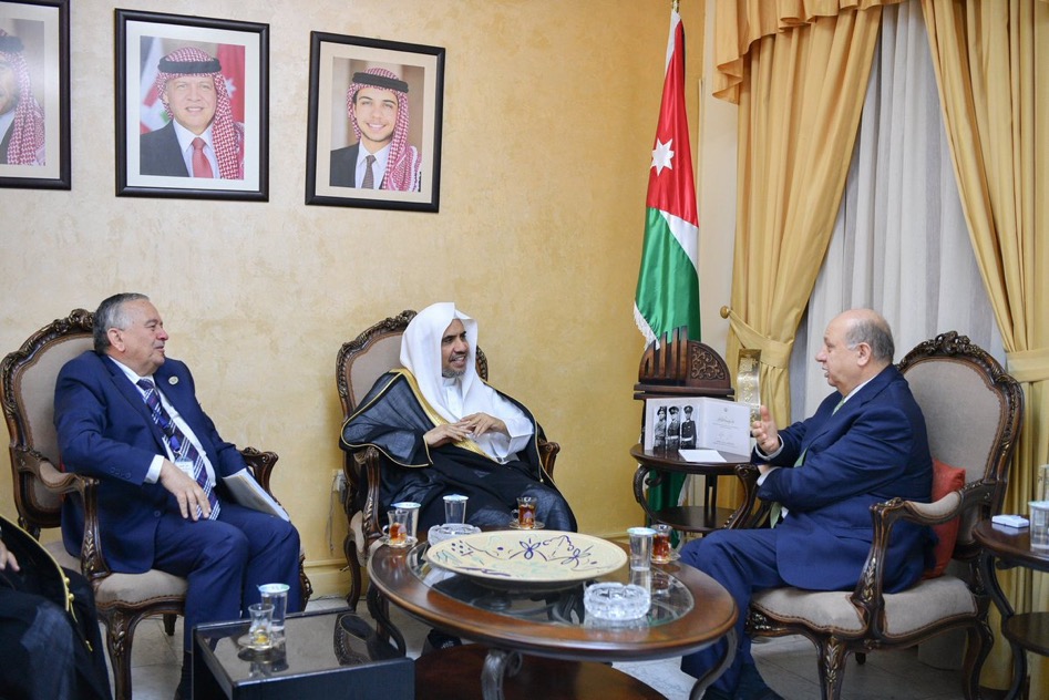 Le Ministre de la culture jordanien  recevant le Secrétaire Général de la Ligue Islamique Mondiale dans son bureau à Amman où ils ont traité de divers sujets d’intérêt commun.