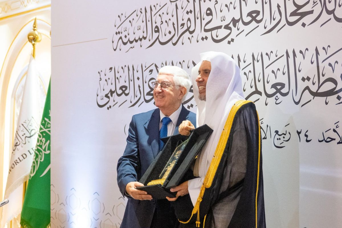 در جریان افتتاح «همایش بین‌المللی اعجاز علمی در قرآن و سنت»:  دکتر العیسی «دانشنامه سازمان همبستگی جهان اسلام درباره اعجاز علمی در قرآن وسنت» را راه‌اندازی کرد