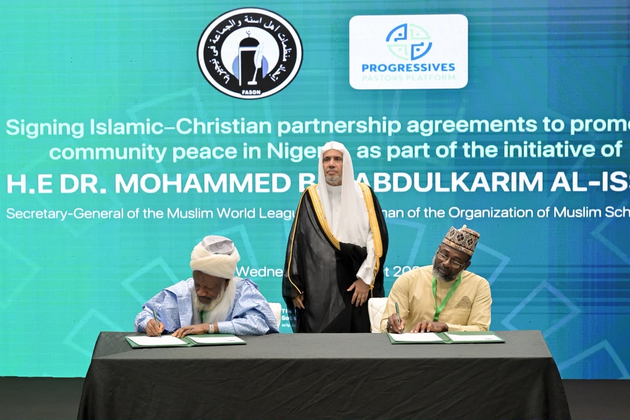 Sekretaris Jenderal Liga Muslim Dunia Menghadiri Pertemuan Diskusi Meja Bundar Para Pemimpin Islam dan Kristen di Nigeria.. serta Penandatanganan Berbagai Kesepakatannya