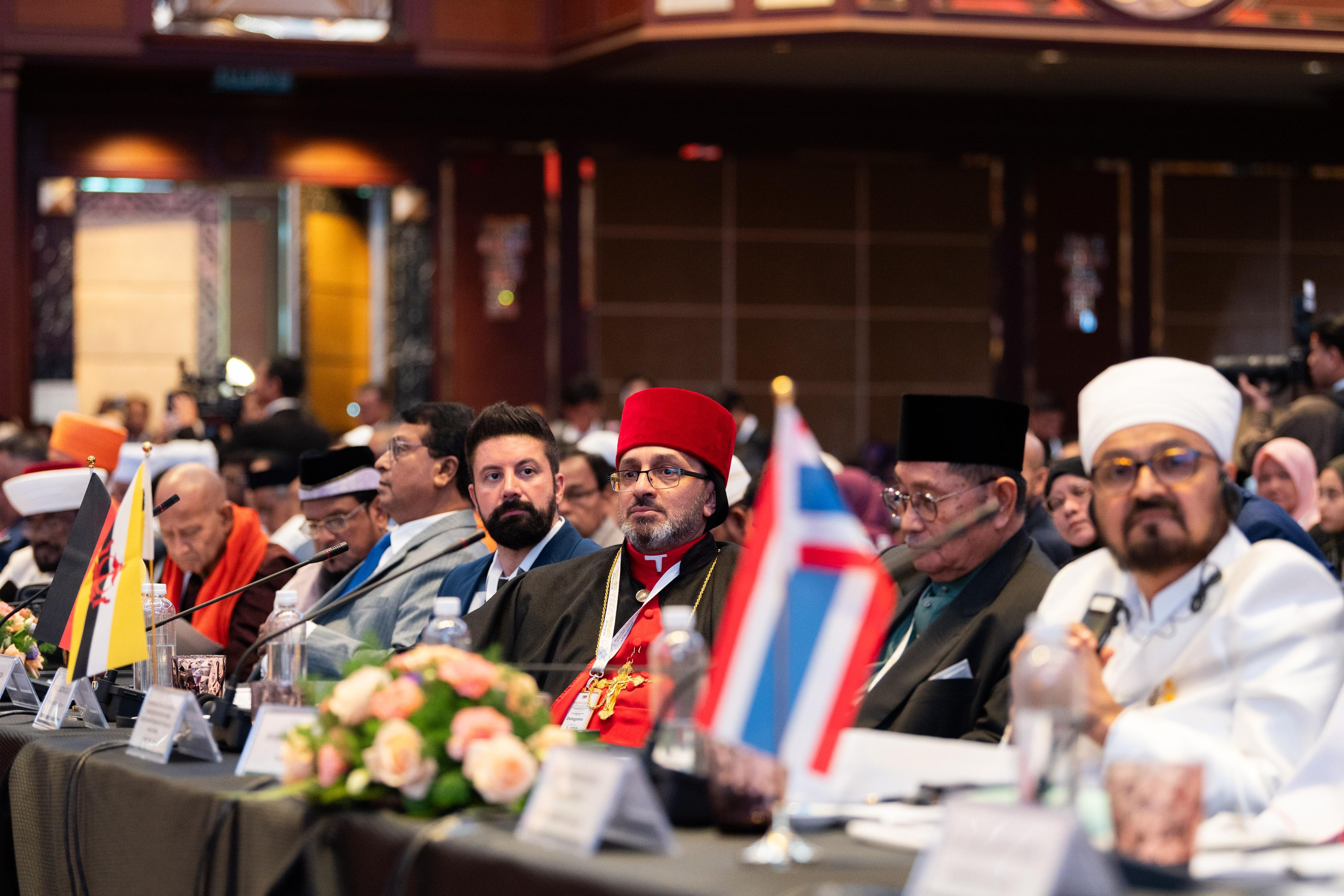 Cerca de 2,000 personalidades de 57 países, incluidos destacados líderes religiosos e intelectuales, participan en la conferencia