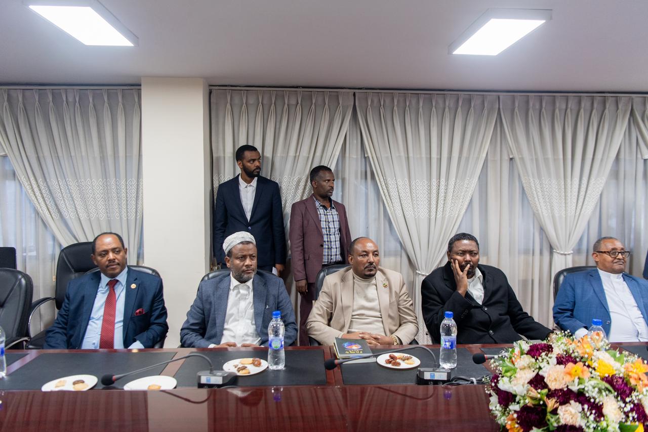 التقى معالي أمين عام رابطة العالم الإسلامي رئيس هيئة علماء المسلمين، فضيلة الشيخ الدكتور محمد بن عبدالكريم العيسى في العاصمة الإثيوبية أديس أبابا، جمعًا من أصحاب السماحة والفضيلة من كبار العلماء والمفتين في القرن الأفريقي