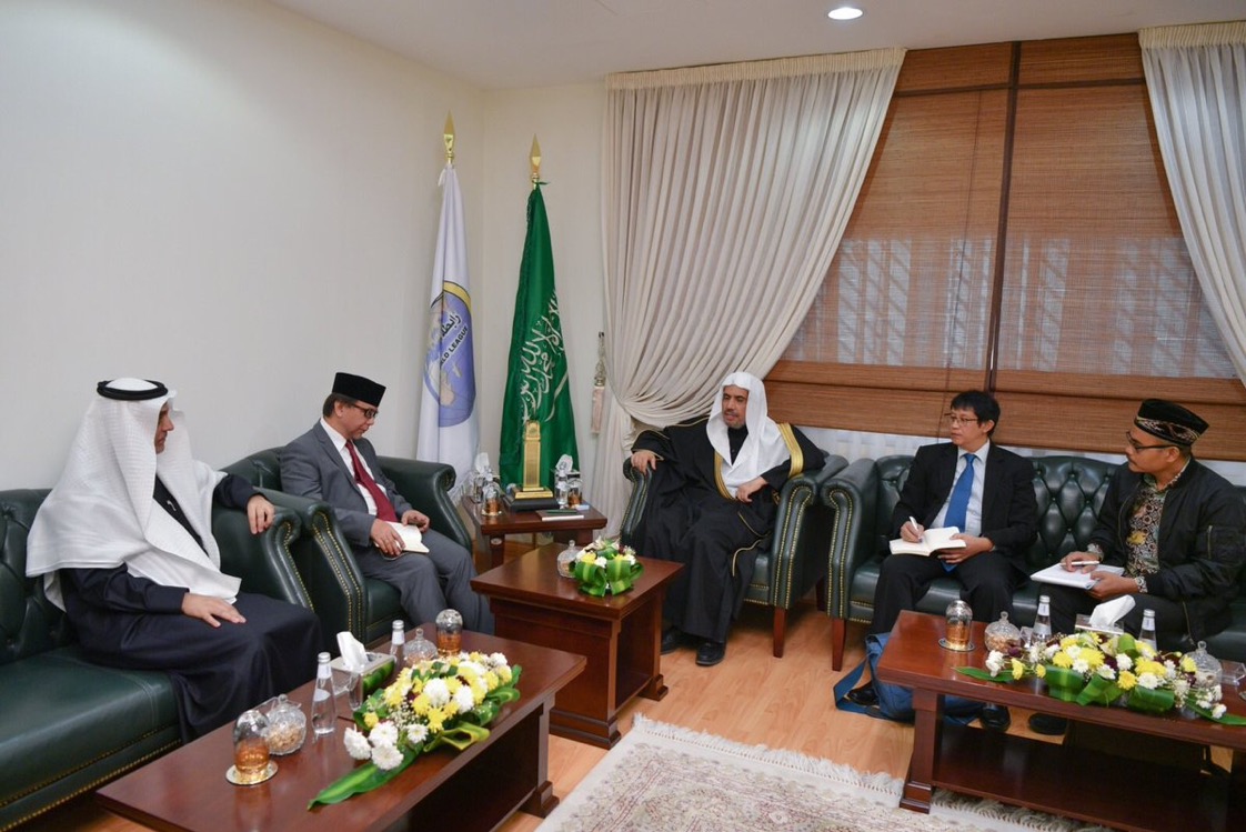 Les rédacteurs en chef des principaux journaux indonésiens rencontrent le Secrétaire Général de la Ligue, le Cheikh et Docteur Mohammad bin AbdoulKarim Al Issa, dans son bureau de Riyadh