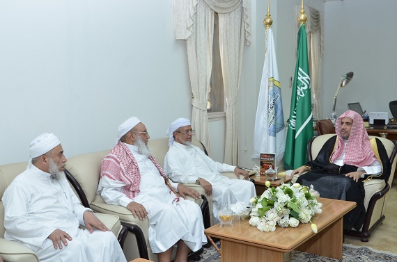  التقى الدكتور العيسى وفد علماء اليمن يزور رابطة العالم الإسلامي