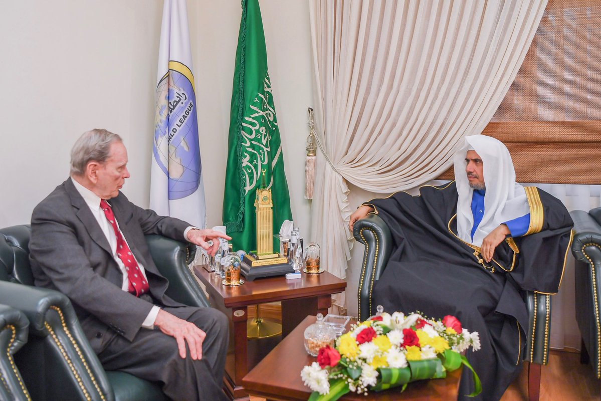 Le Secrétaire Général de la Ligue Islamique Mondiale recevannt dans son bureau de Riyadh l'ancien diplomate américain et spécialiste en études politiques, M. Richard Murphy