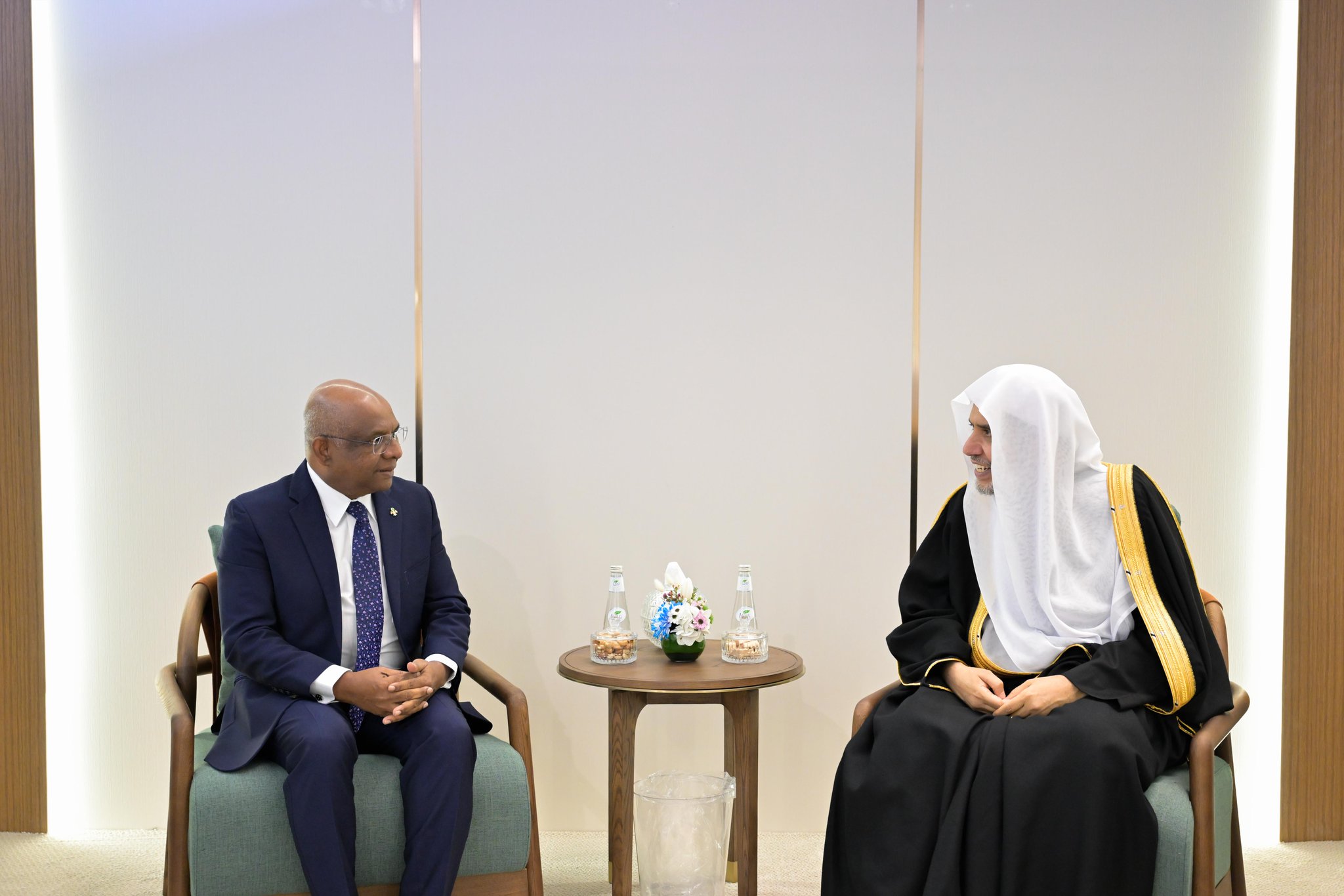 El Sheij Mohammed Alissa se reunió en Riad con el ex Presidente de la Asamblea General de las Naciones Unidas y activista internacional en el ámbito islámico y humanitario, el Sr. Abdulla Shahid