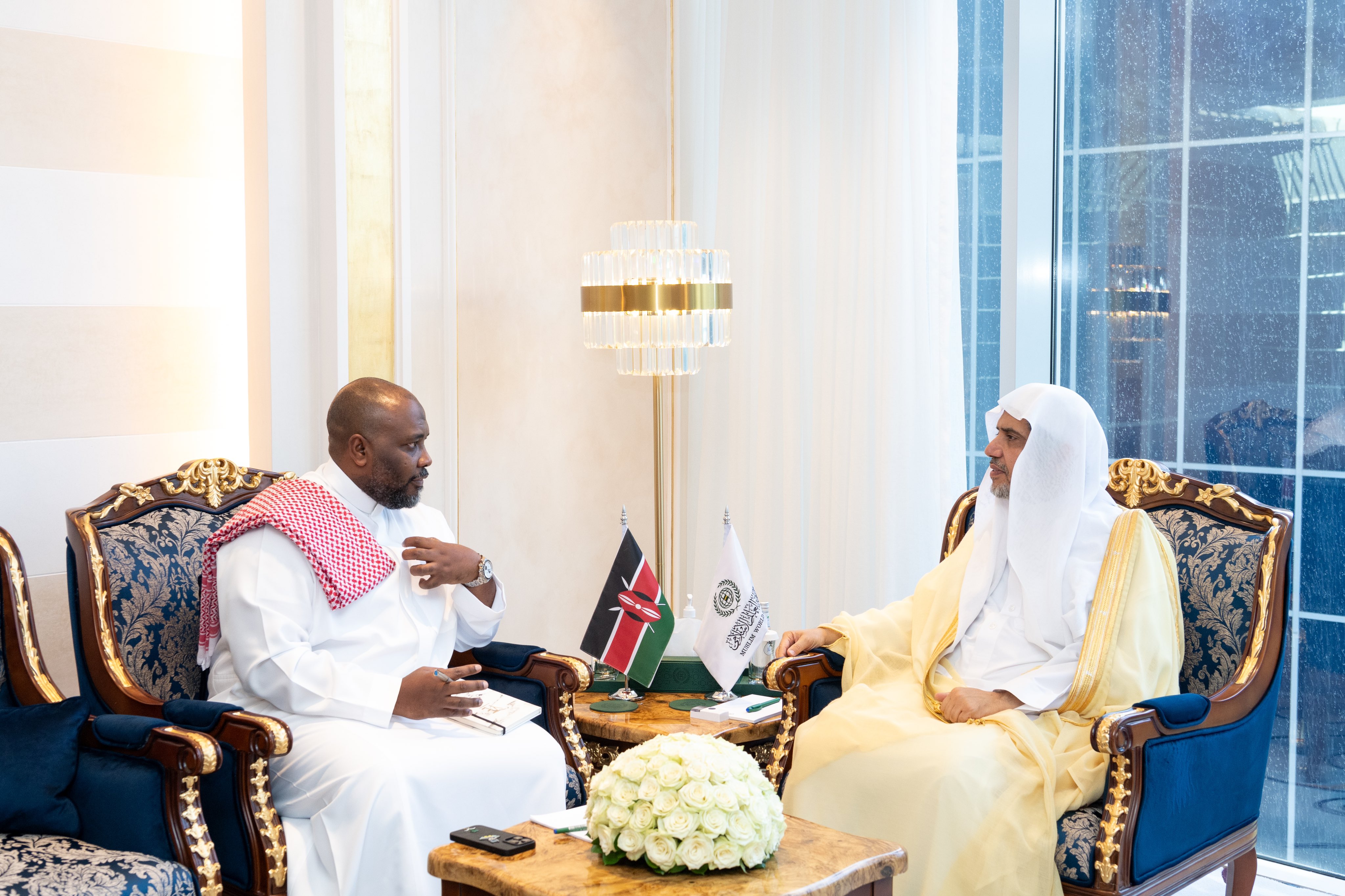 Cheikh Mohammed Al-Issa, Secrétaire général de la LIM, a rencontré  M. Mohamed Ramadhan Ruwange, ambassadeur du Kenya auprès du Royaume d'Arabie saoudite.