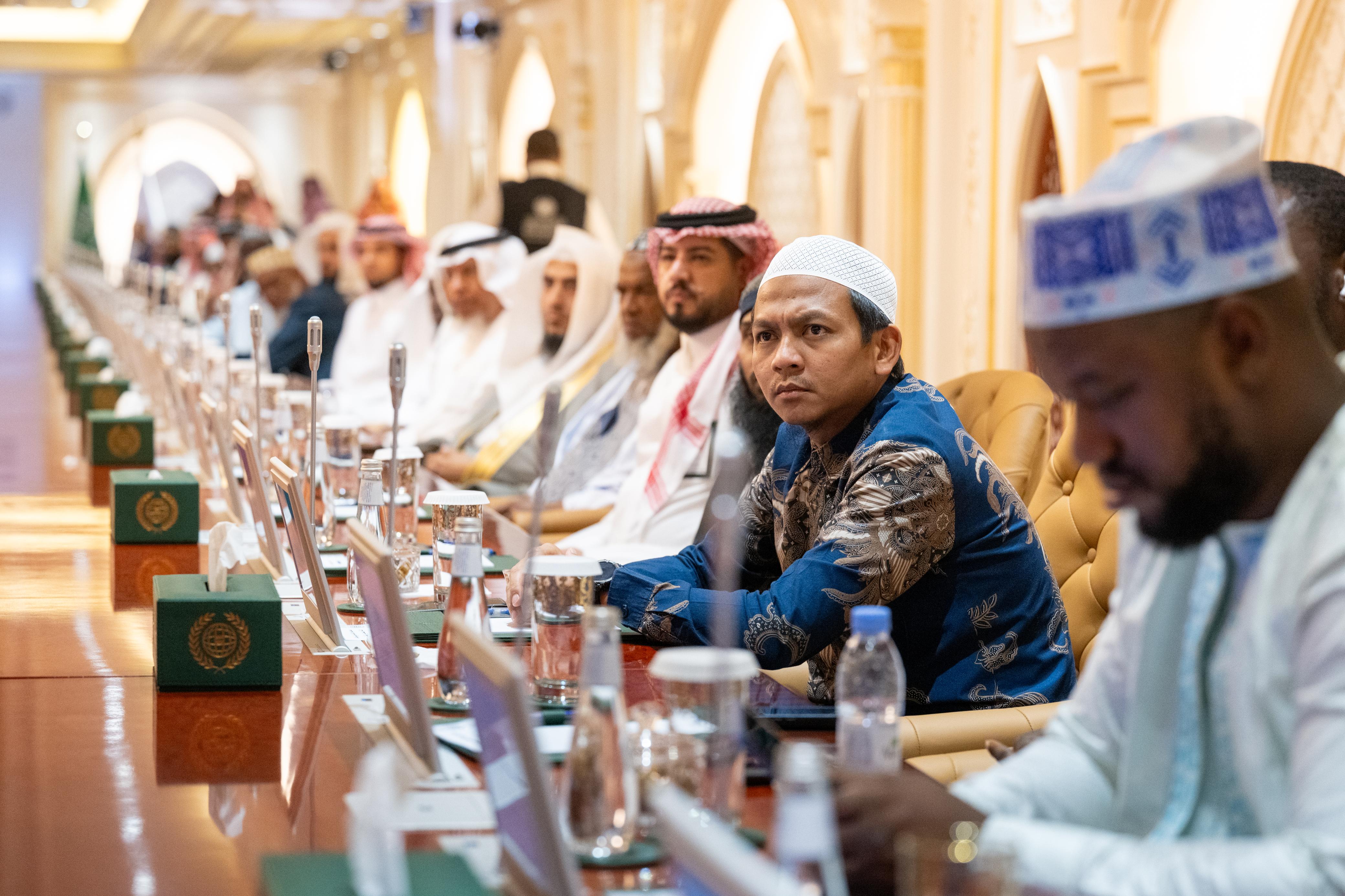 Algunas imágenes de la inauguración, esta tarde en La Meca, por el Secretario General y Presidente del Consejo de Ulemas, el Sheij Dr. Mohammed Al-Issa, de las sesiones del «Foro internacional sobre los milagros científicos en el Corán y la Sunna»