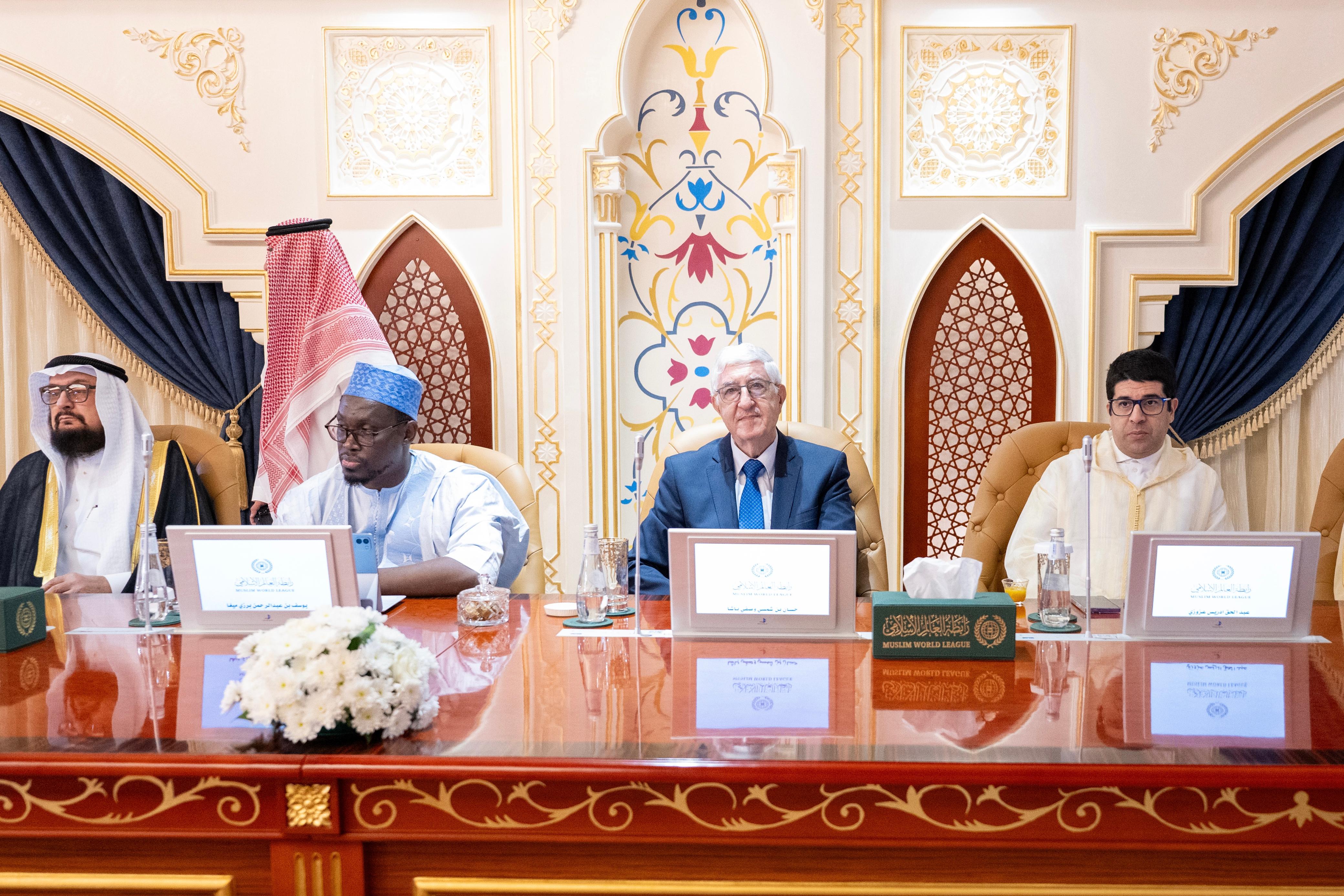 Algunas imágenes de la inauguración, esta tarde en La Meca, por el Secretario General y Presidente del Consejo de Ulemas, el Sheij Dr. Mohammed Al-Issa, de las sesiones del «Foro internacional sobre los milagros científicos en el Corán y la Sunna»