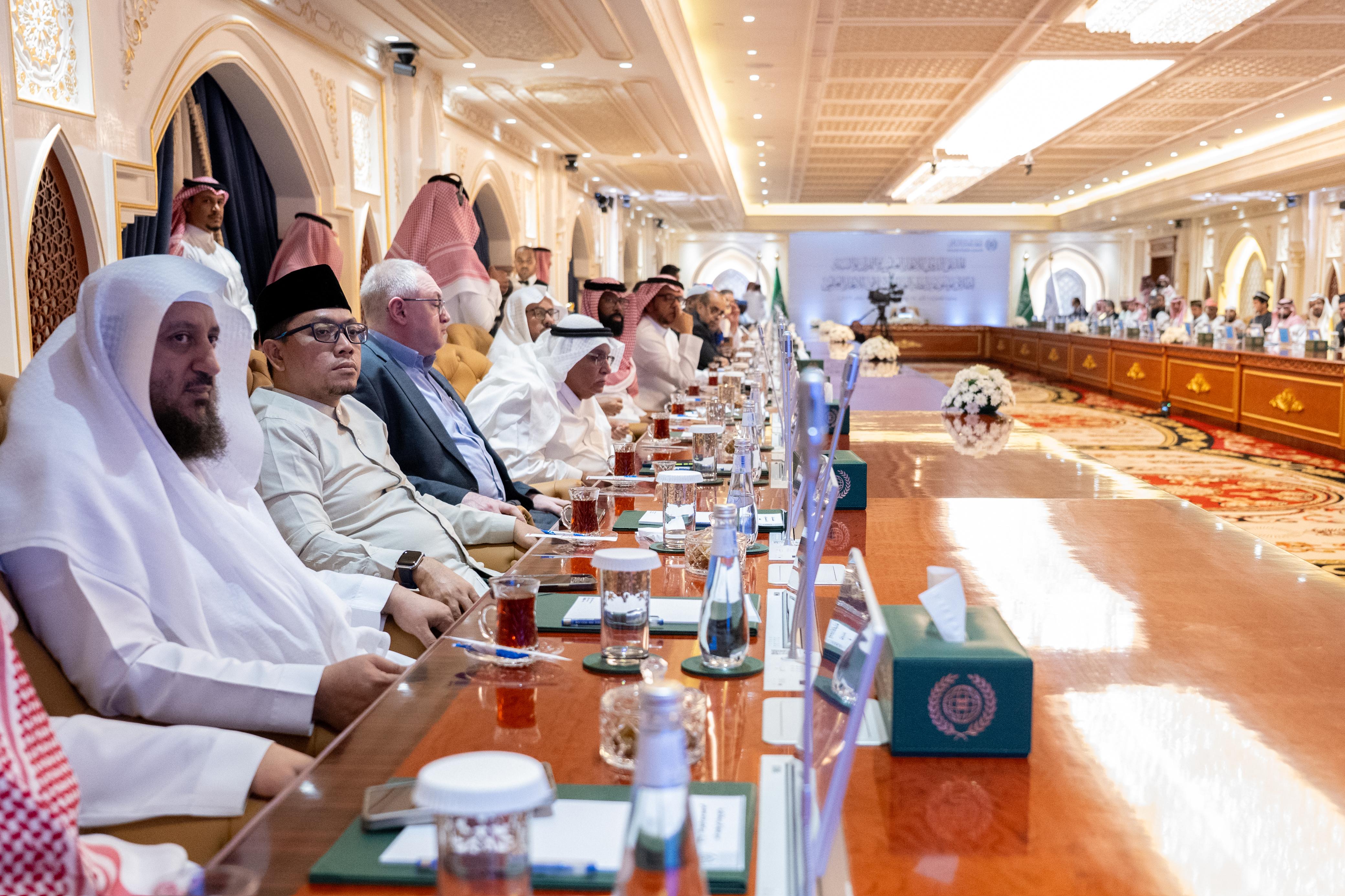 Algunas imágenes de la inauguración, esta tarde en La Meca, por el Secretario General y Presidente del Consejo de Ulemas, el Sheij Dr. Mohammed Al-Issa, de las sesiones del «Foro internacional sobre los milagros científicos en el Corán y la Sunna»