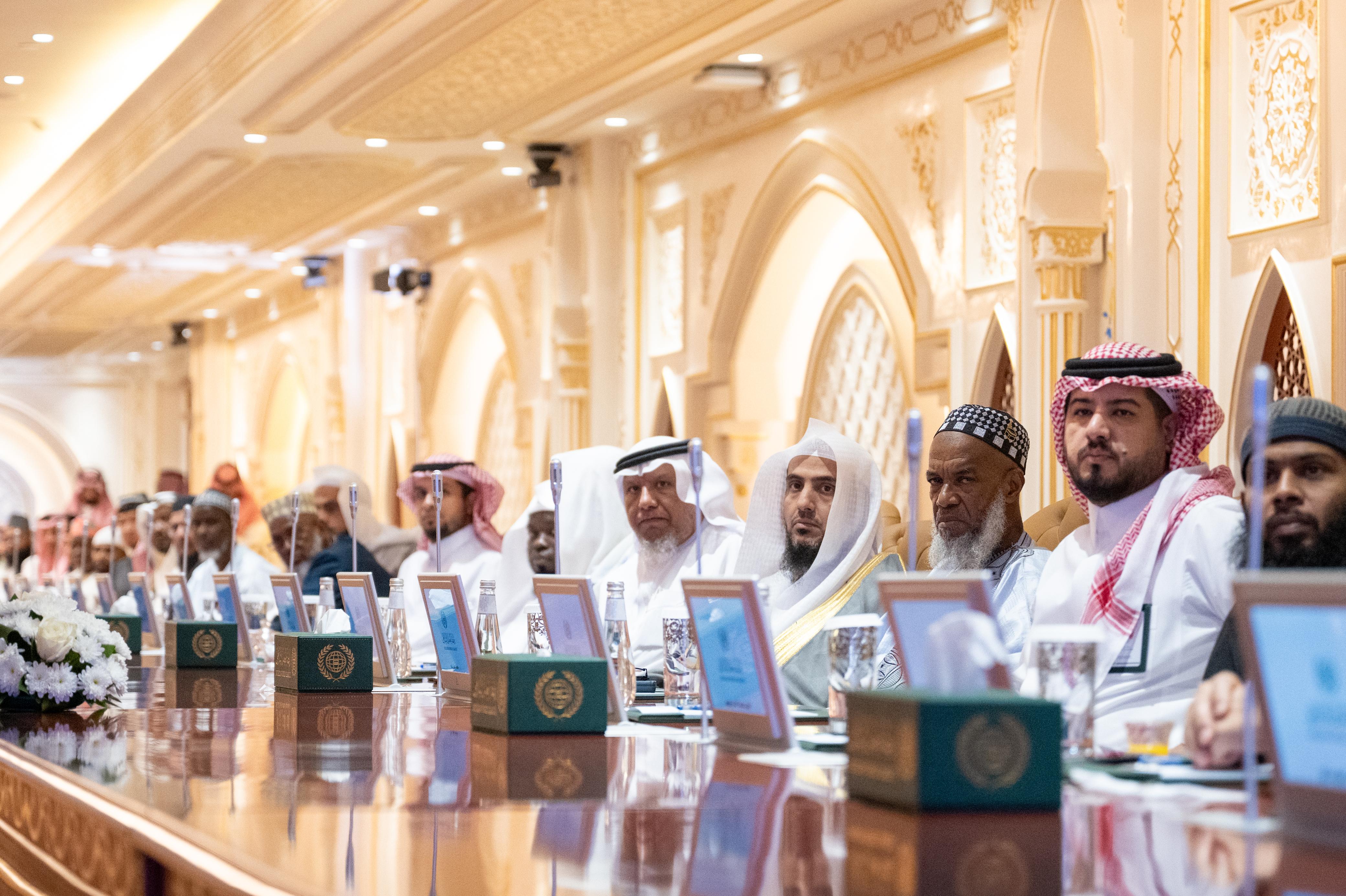 Algunas imágenes de la inauguración, esta tarde en La Meca, por el Secretario General y Presidente del Consejo de Ulemas, el Sheij Dr. Mohammed Al-Issa, de las sesiones del «Foro internacional sobre los milagros científicos en el Corán y la Sunna»