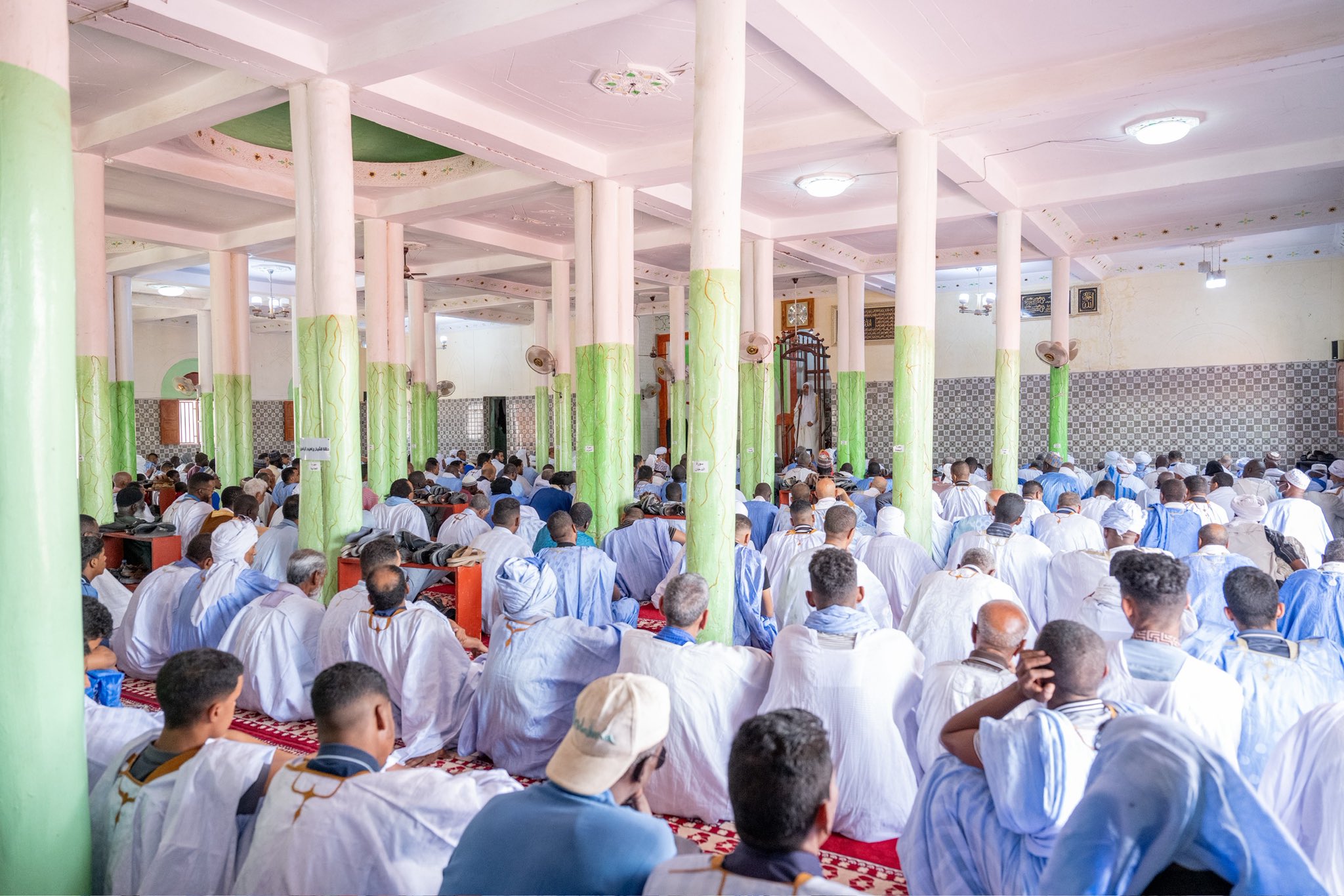Hari ini di "Mimbar Jumat" di Nouakchott.. didahului dengan acara penyambutan besar dari para ulama: Yang Mulia Syekh Dr. Mohammed Alissa menyampaikan khutbah dan menjadi imam salat Jumat, di hadapan para ulama terkemuka serta jamaah yang sangat banyak.