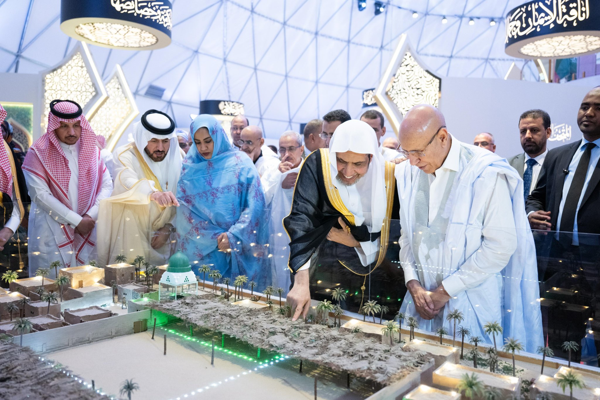 Dans le cadre du plan d’expansion internationale du musée, et en présence du Secrétaire général de la Ligue, des membres du corps diplomatique et de hautes personnalités, le Président mauritanien a inauguré le Musée sur la tradition prophétique à Nouakchott.