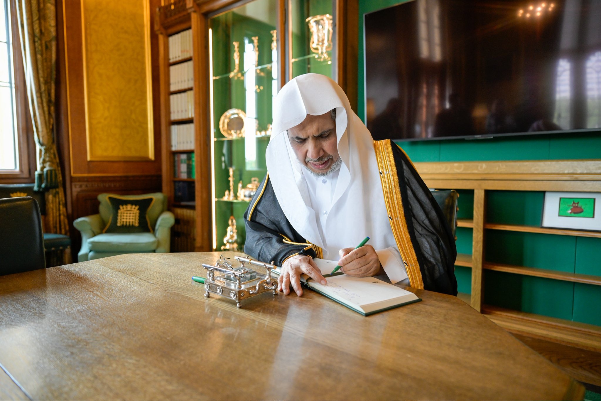El Secretario General y Presidente de la Comisión de Ulemas, el Sheij Mohammed Al-Issa, se reunió con el Presidente de la Cámara de los comunes, Sir Lindsay Hoyle, en su despacho en Westminster, Londres.