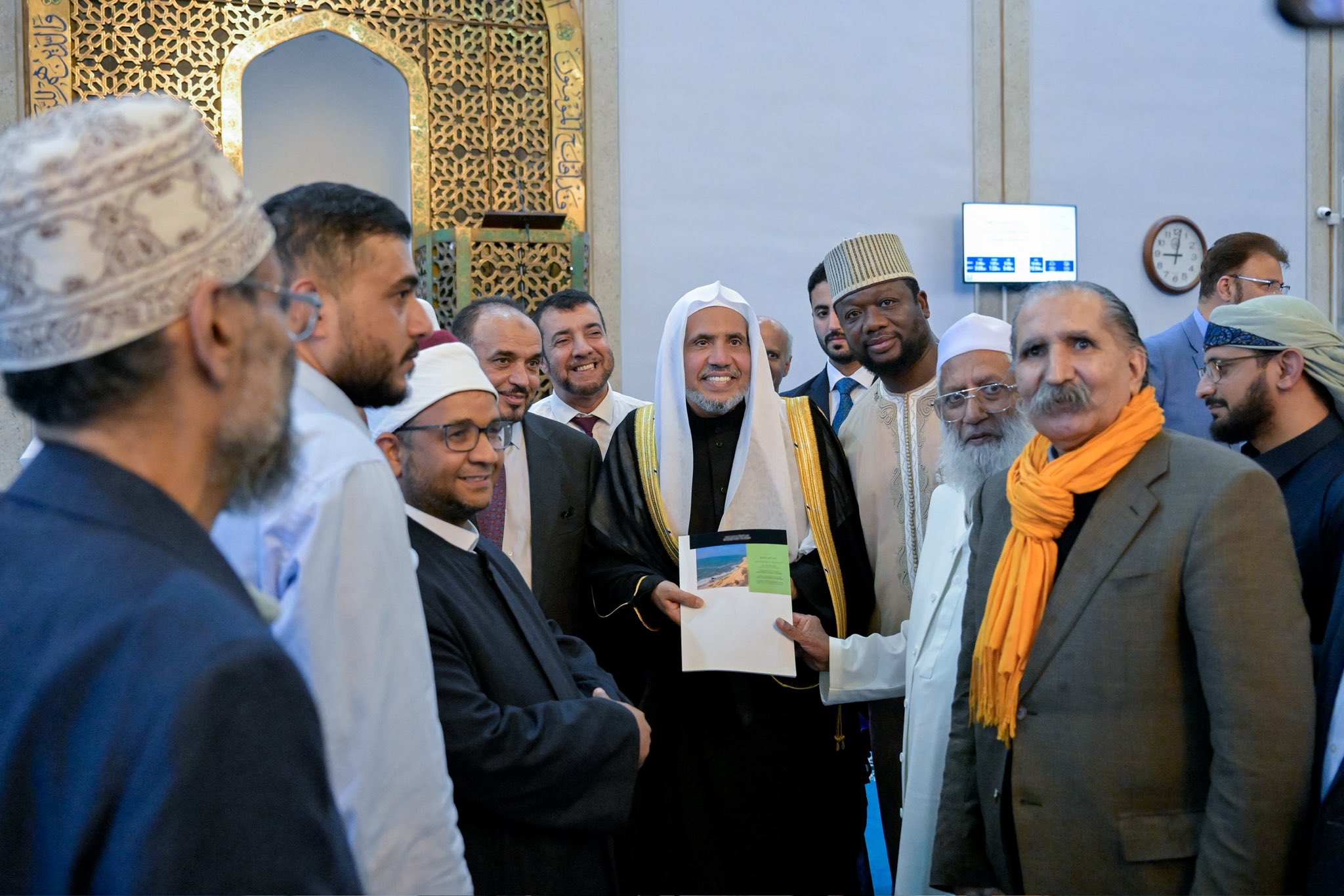 Pusat Islam di ibu kota Britania Raya, "London", mengadMohammedAlissa, dengan para pemimpin Islam di seluruh Britania Raya. Dalam pertemuan tersebut, ditekankan pentingnya mengutamakan logika hikmah dalam perilaku komunitas Muslim terhadap segala situasi, terutama dalam menghadapi provokasi ekstremis yang mengandalkan tindakan dan cara-cara pemicu konflik.