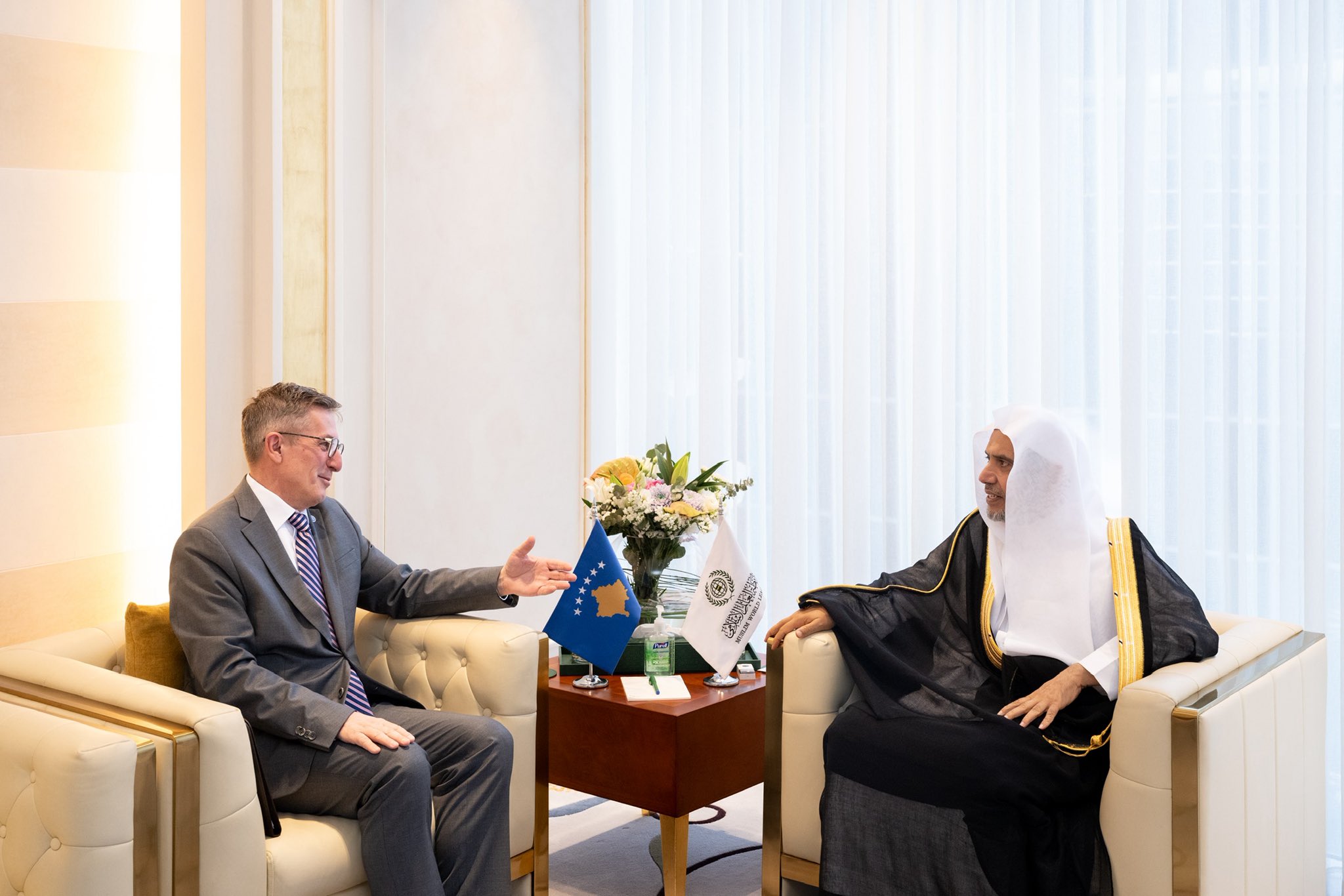Yang Mulia Sekretaris Jenderal LMD, Ketua Organisasi Ulama Muslim, Syekh Dr. Mohammed Alissa , bertemu dengan Yang Mulia Duta Besar Republik Kosovo untuk Kerajaan Arab Saudi