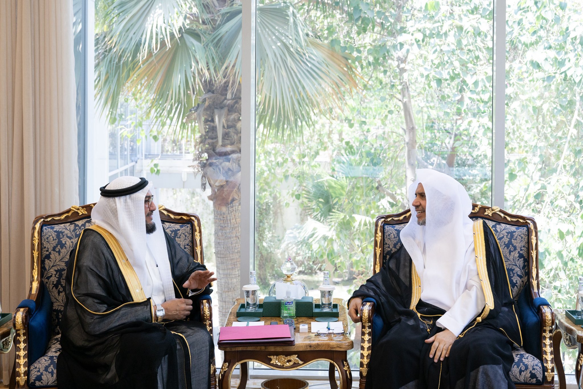 Le Secrétaire général, Président de l’Organisation des savants musulmans, cheikh Mohammed Al-Issa, a rencontré aujourd’hui cheikh Al-Mahfoudh Ben Bayyah, Secrétaire général du Forum pour la Paix d’Abu Dhabi