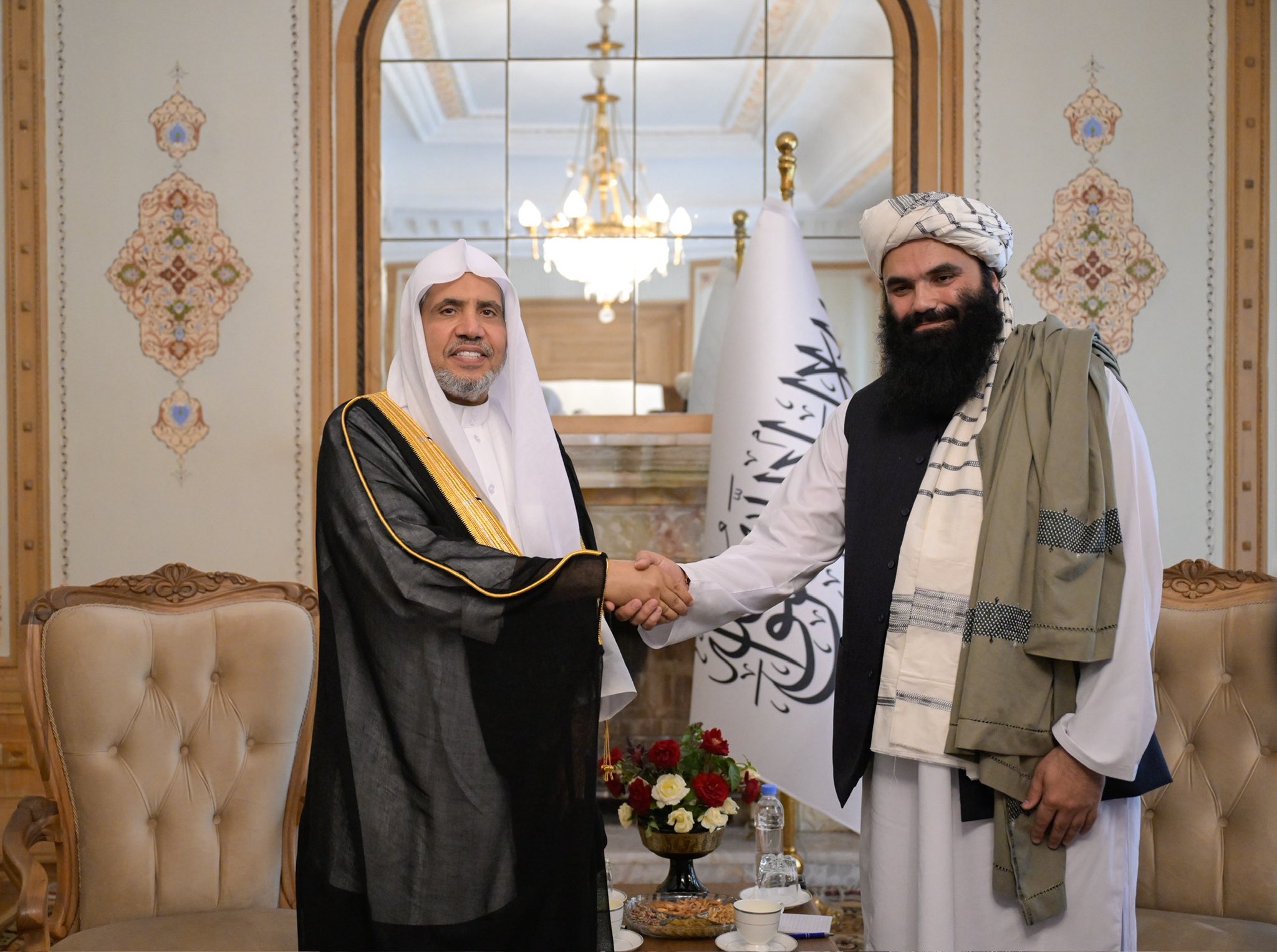 در قصر «شهار شنار»، جناب آقای دکتر شیخ محمد العیسی ، دبیرکل سازمان همبستگی جهان اسلام و رئیس انجمن علمای مسلمان، با جناب وزیر کشور افغانستان، خلیفه سراج‌الدین حقانی