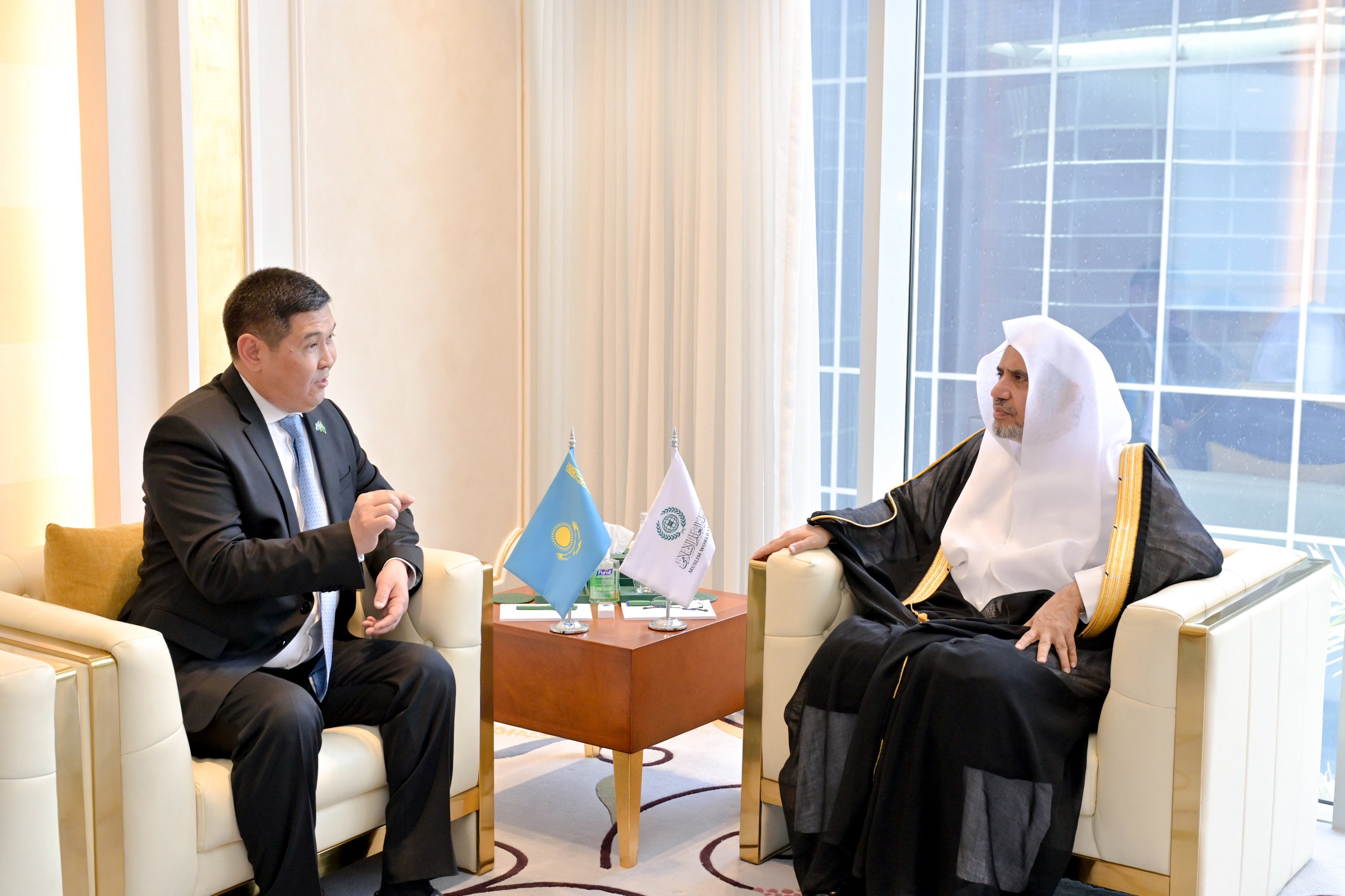 Le Secrétaire général, Président de l’Organisation des savants musulmans, cheikh Mohammed Al-Issa a reçu aujourd’hui à Riyad, l’Ambassadeur de la République du Kazakhstan auprès du Royaume d’Arabie Saoudite, M. Madiyar Menilbekov.