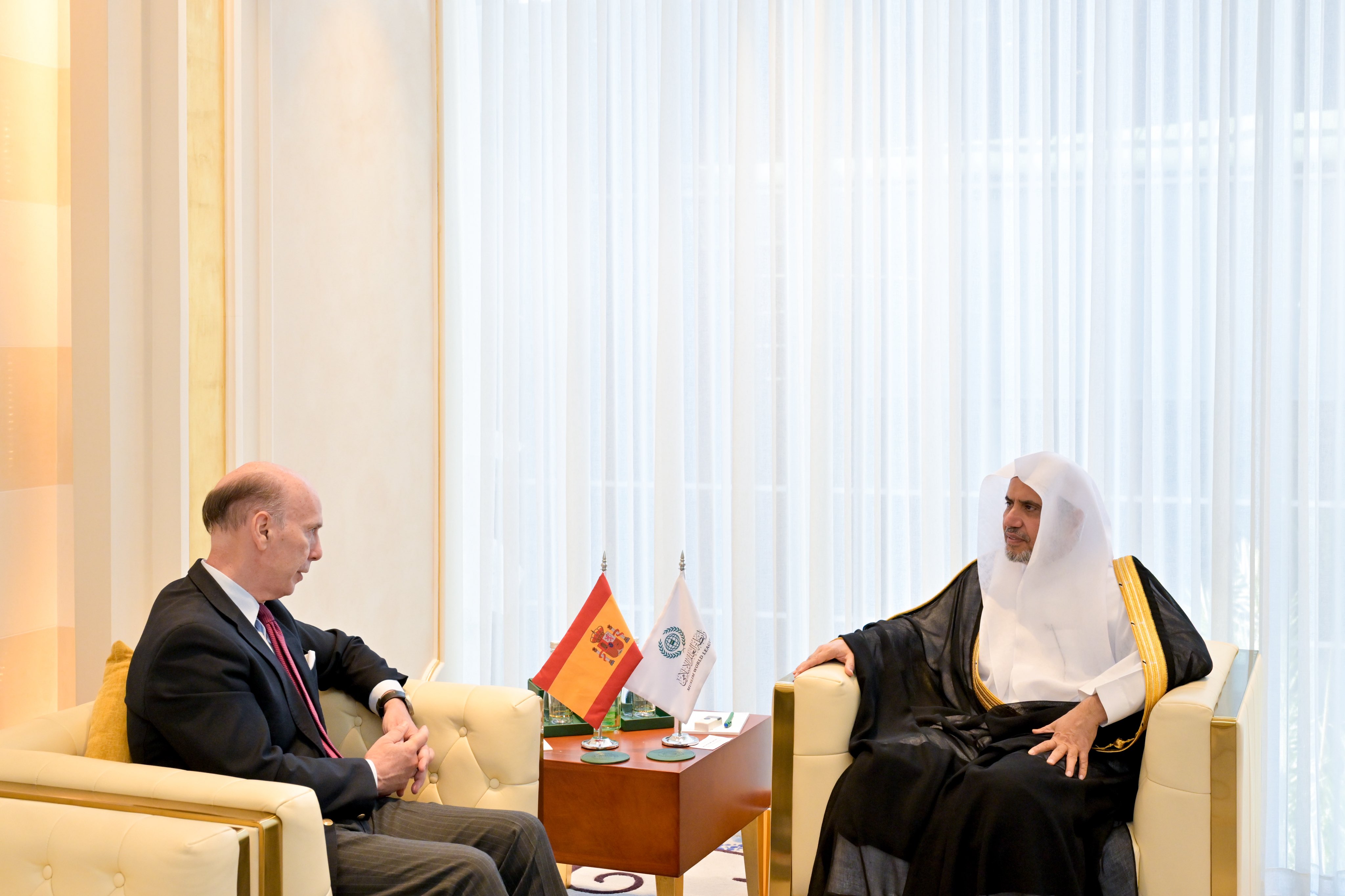 Le Secrétaire général, Président de l’Organisation des savants musulmans, Cheikh Mohammed Al-Issa a reçu aujourd’hui à Riyad, l’Ambassadeur du Royaume d’Espagne auprès du Royaume d’Arabie saoudite, M. Javier Carbajosa Sánchez.