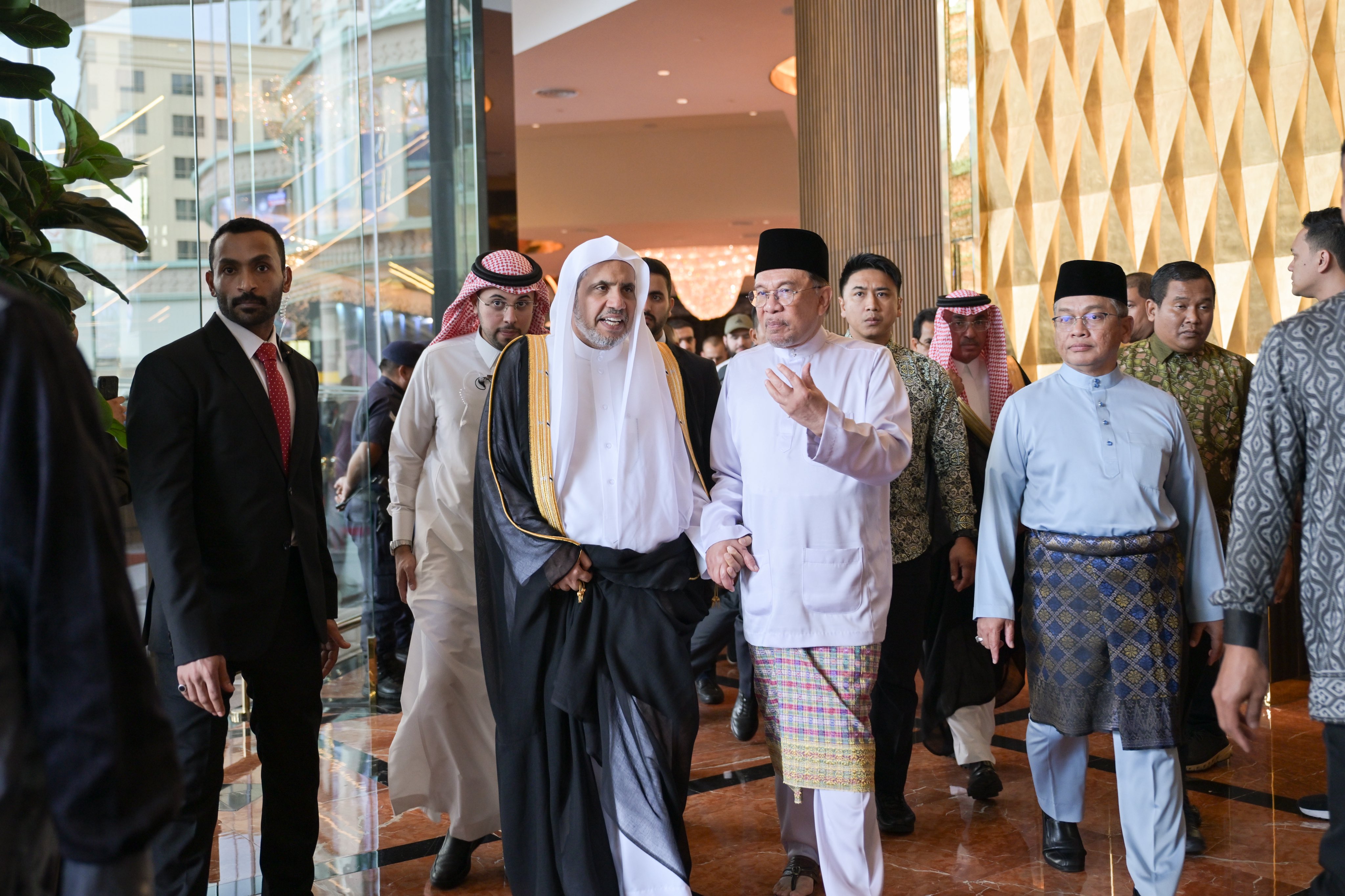 H.E. Dato’ Sri Anwar Ibrahim, Prime Minister of Malaysia and H.E. Sheikh Dr. Mohammed Al-Issa, Secretary-General of the MWL inaugurated the Second International Summit of Religious Leaders, titled “The Role of Religious Leaders in Resolving Conflicts.”