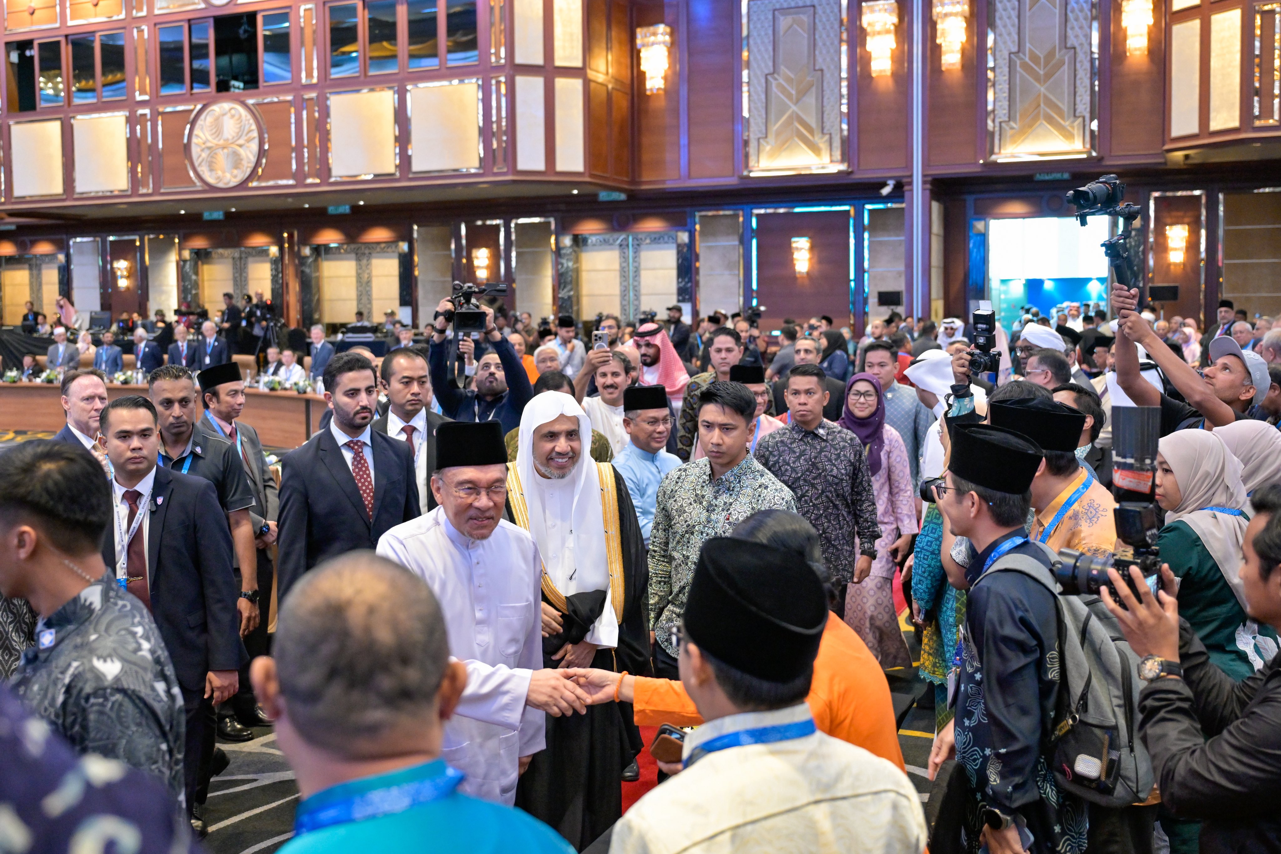 Le Premier ministre de Malaisie, Dato’ Seri Anwar Ibrahim, le Secrétaire général, Président de l’Organisation des savants musulmans,