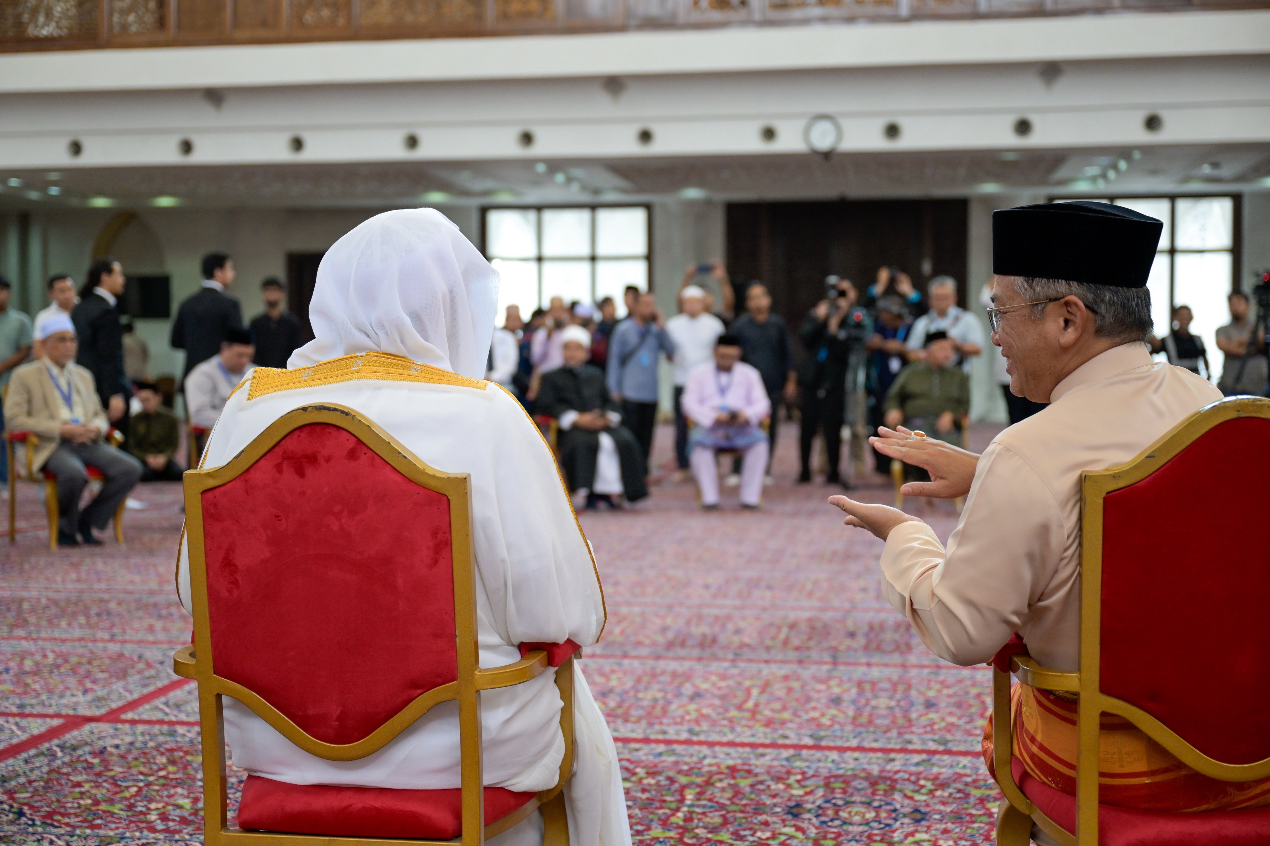 Setelah berkhotbah dan memimpin sholat Jumat di masjid terbesar ibu kota Malaysia, "Kuala Lumpur":