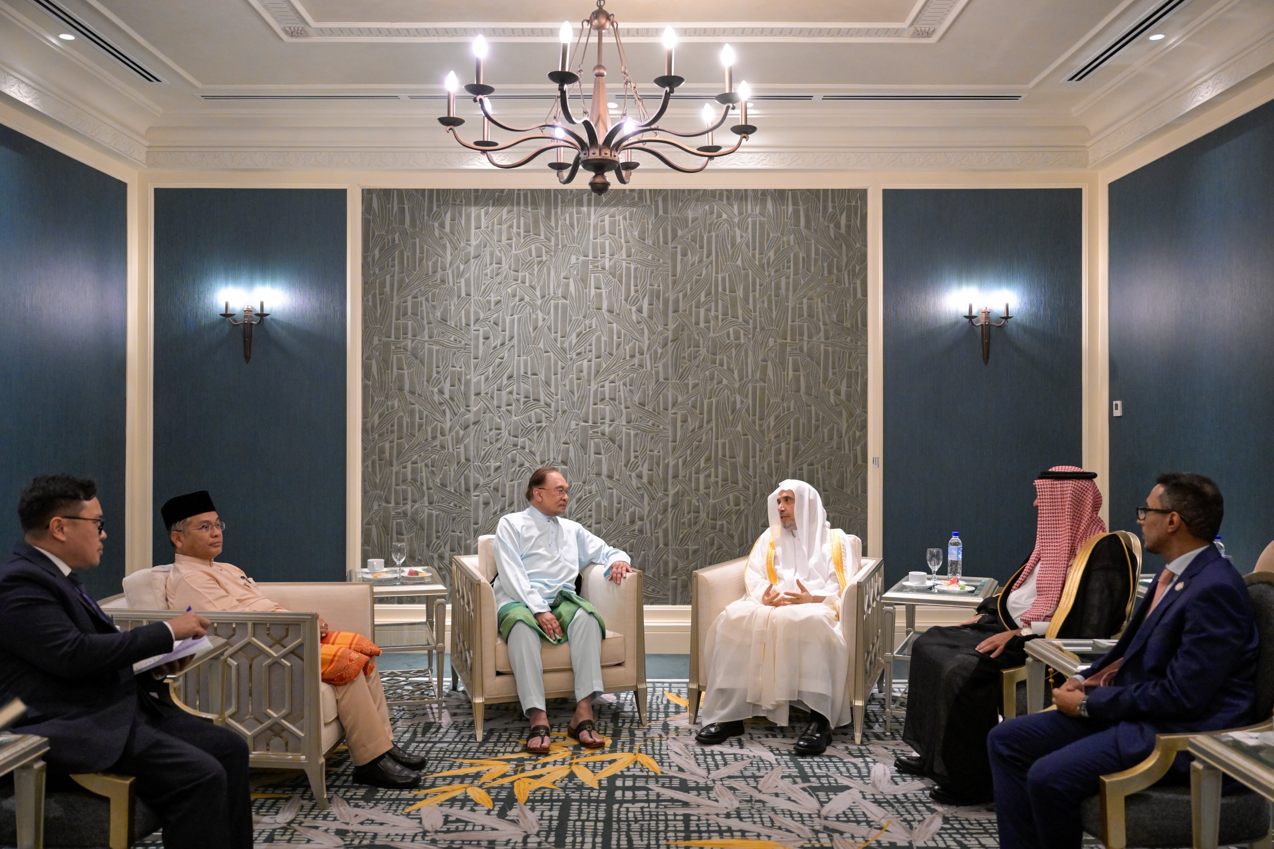 Yang Mulia Perdana Menteri Malaysia, Dato’ Seri Anwar Ibrahim, menerima kunjungan Yang Mulia Sekretaris Jenderal LMD, Ketua Organisasi Ulama Muslim, Syekh Dr. Mohammed Alissa, di Kompleks Perdana Putra