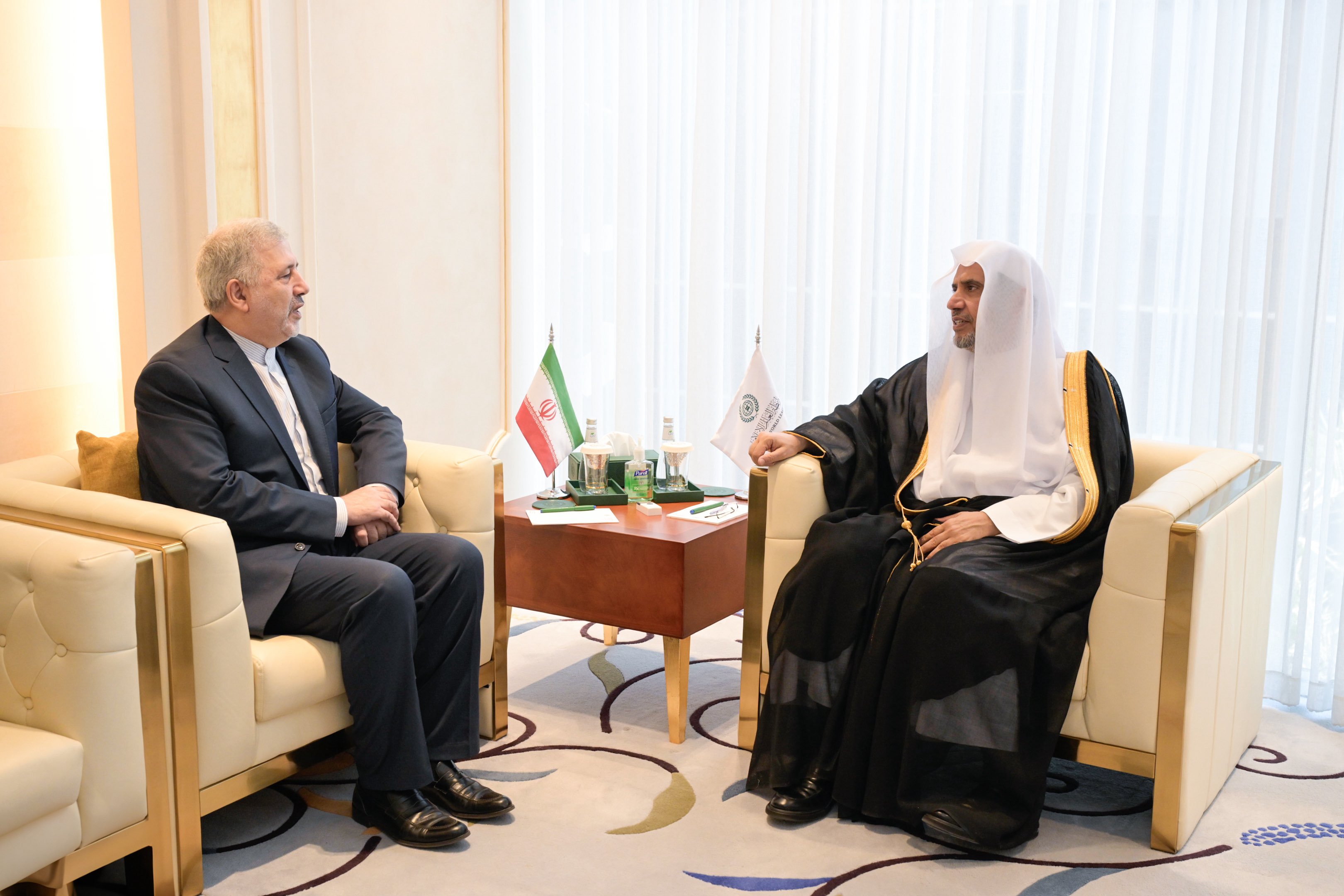 Yang Mulia Sekretaris Jenderal LMD, Ketua Organisasi Ulama Muslim, Syekh Dr. Mohammed Alissa , menerima kunjungan Yang Mulia Duta Besar Republik Islam Iran untuk Kerajaan Arab Saudi