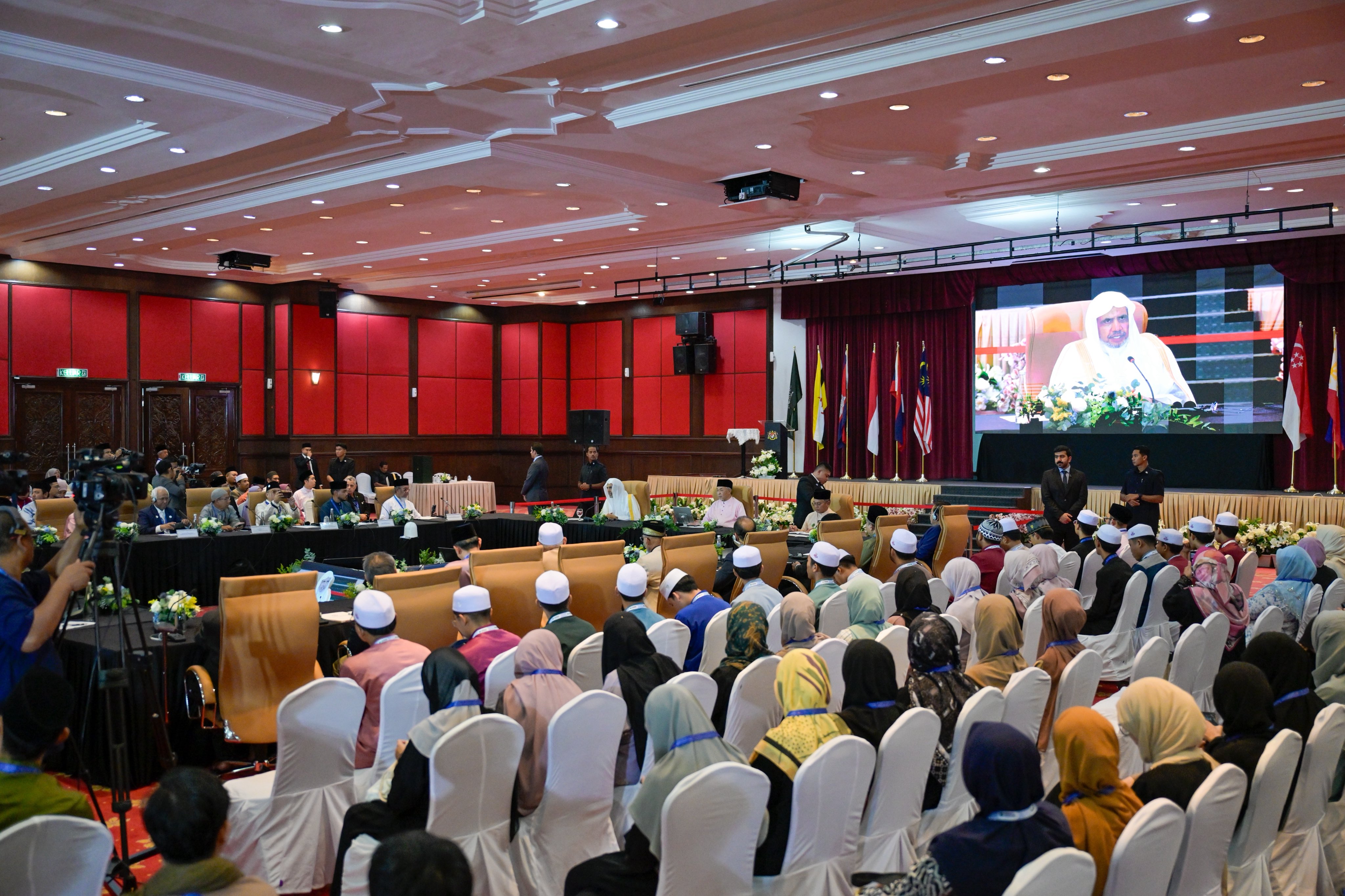 Di antara rangkaian: "Pencapaian Liga Muslim Dunia dalam menyatukan suara para ulama Muslim terkait isu-isu besar yang menuntut persatuan kata":  Majelis Ulama "ASEAN"