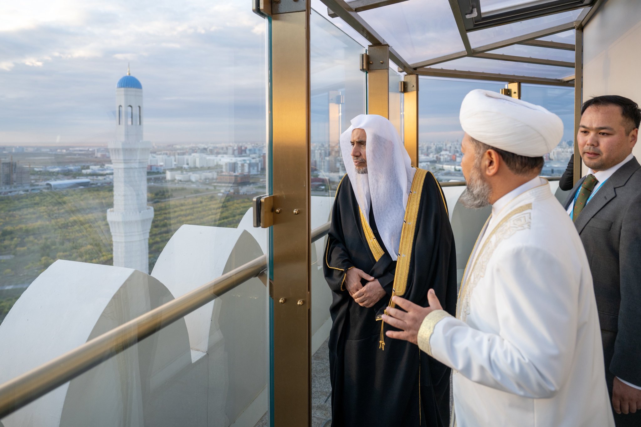El Secretario General de la Liga del Mundo Islámico, Presidente del Consejo de Ulemas, el Sheij Mohammed Al-Issa, visitó la Gran Mezquita de Astaná, donde asistió a una presentación sobre ella ofrecida por el Gran Muftí, el Sheij Nourzbay Haji Taganuly.