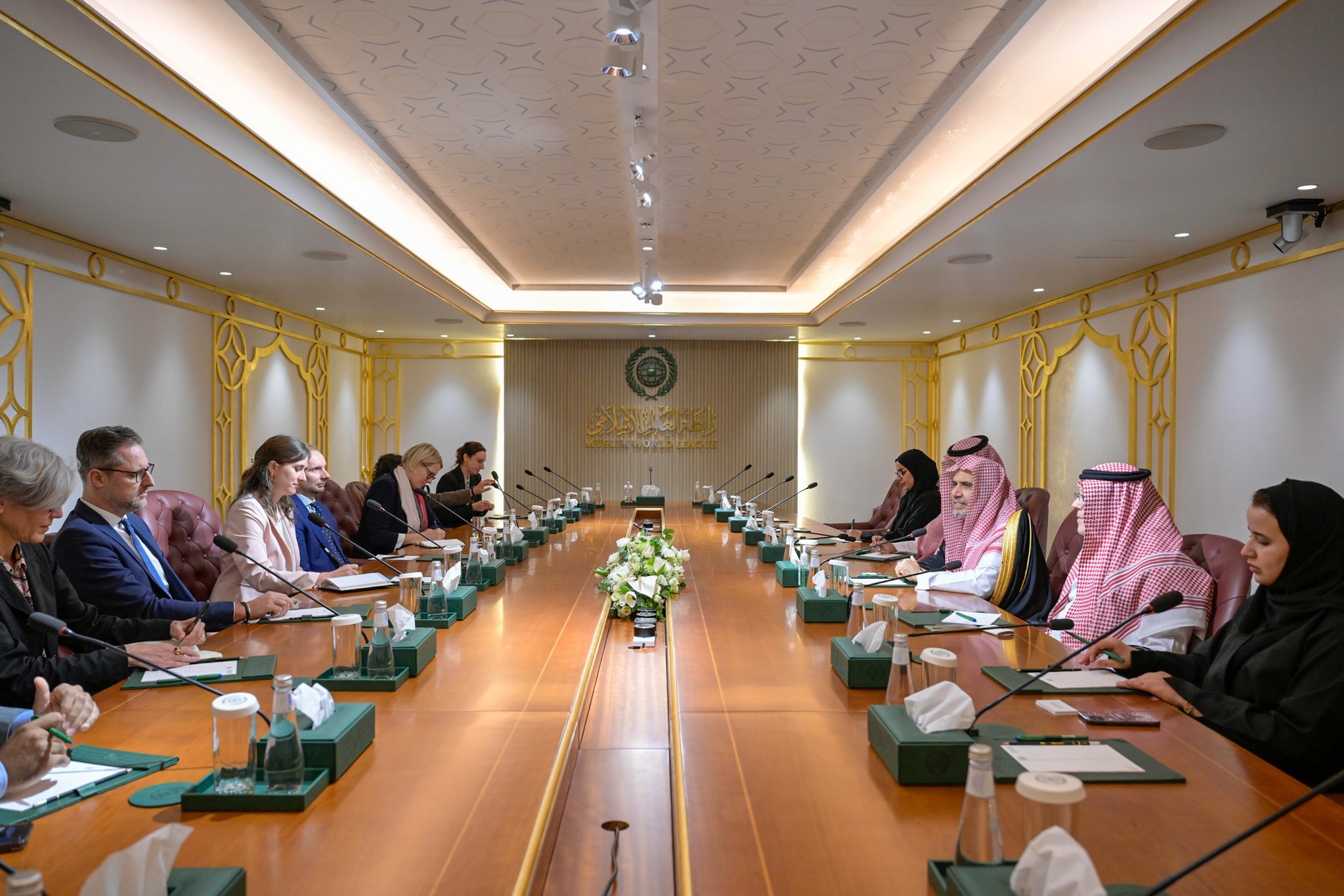 Yang Mulia Sekretaris Jenderal LMD, Ketua Organisasi Ulama Muslim, Syekh Dr. Mohammed Alissa , menerima kunjungan delegasi para tokoh intelektual Jerman dari berbagai pusat penelitian dan pemikiran