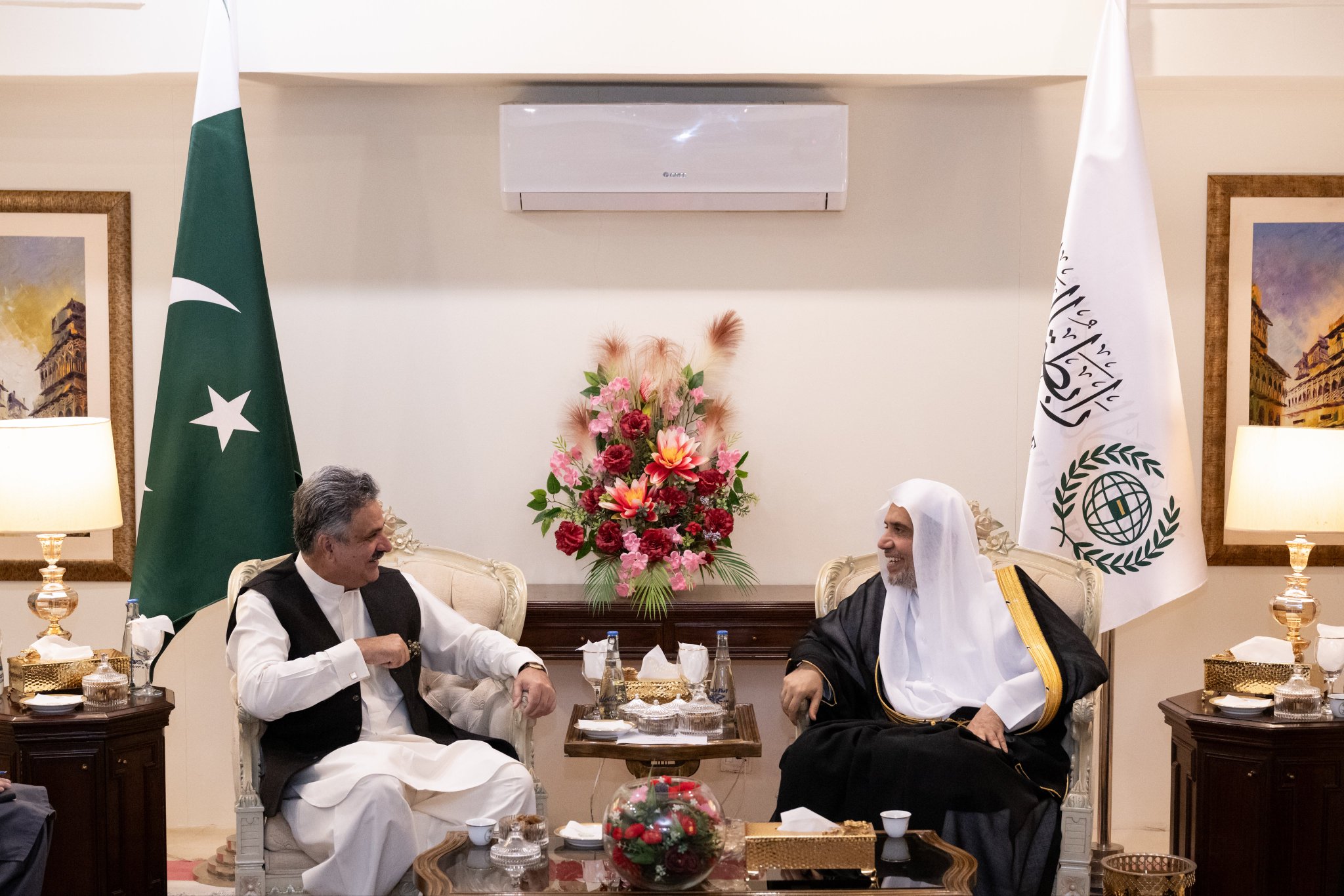 جناب دبیرکل سازمان همبستگی جهان اسلام و رئیس انجمن علمای مسلمان، آقاي دکتر شيخ محمد العیسی ، با رئیس دیوان عالی پاکستان، آقای یحیی آفریدی دیدار کرد