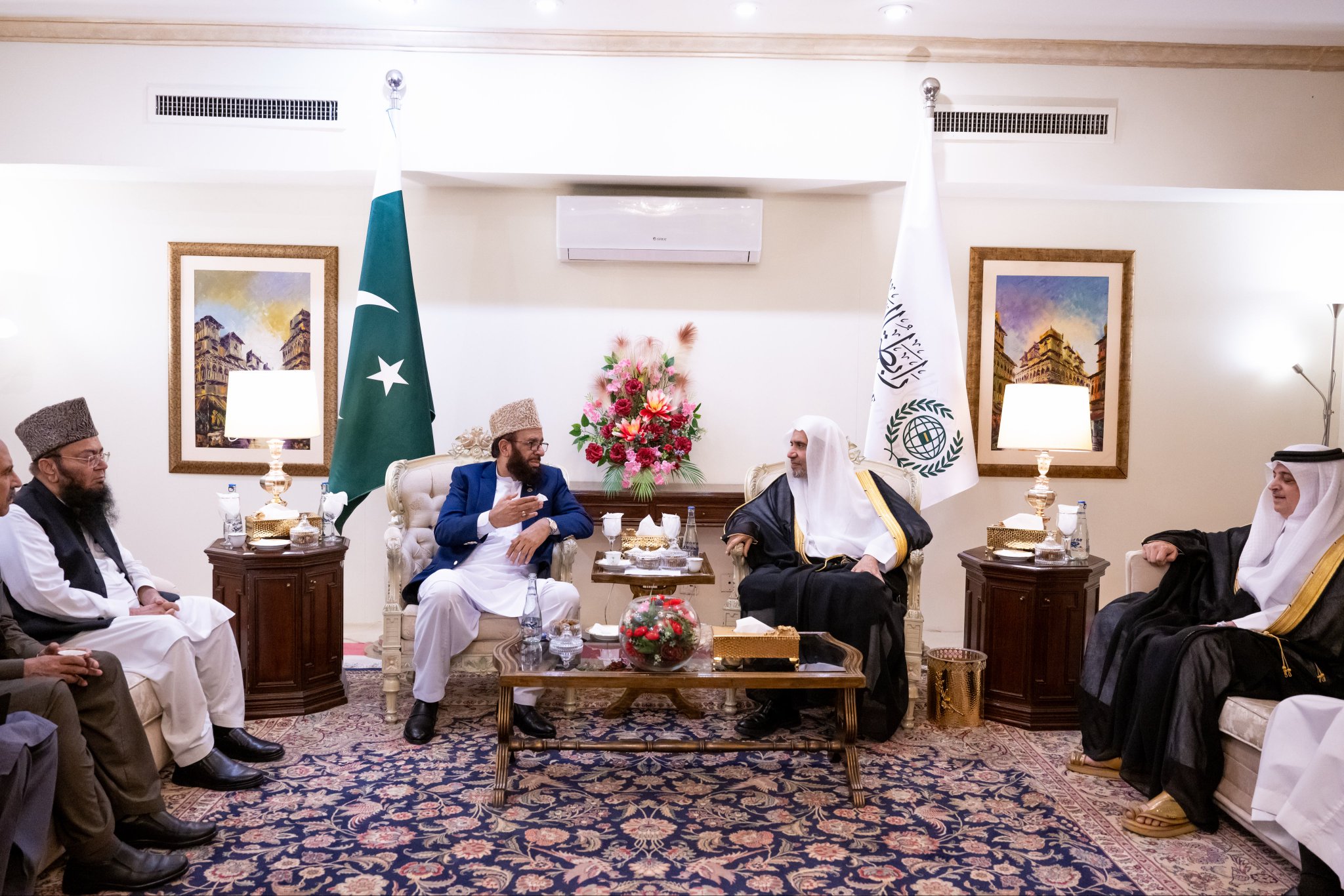 جناب دبیرکل سازمان همبستگی جهان اسلام و رئیس انجمن علمای مسلمان، آقاي دکتر شيخ محمد العیسی ‎، با وزیر فدرال امور دینی و تسامح، آقای سردار محمد یوسف دیدار کرد.